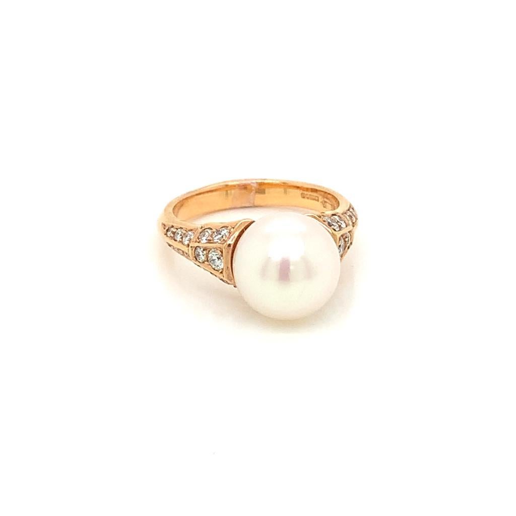 Dieser exquisite Ring besteht aus einer wunderschönen Tahiti-Perle, die auf einem Band aus 18 Karat Roségold mit glitzernden Diamanten in einer Kornfassung eingebettet ist. Die Diamanten wiegen etwa 0,21 Karat und die Perle misst 9 mm im