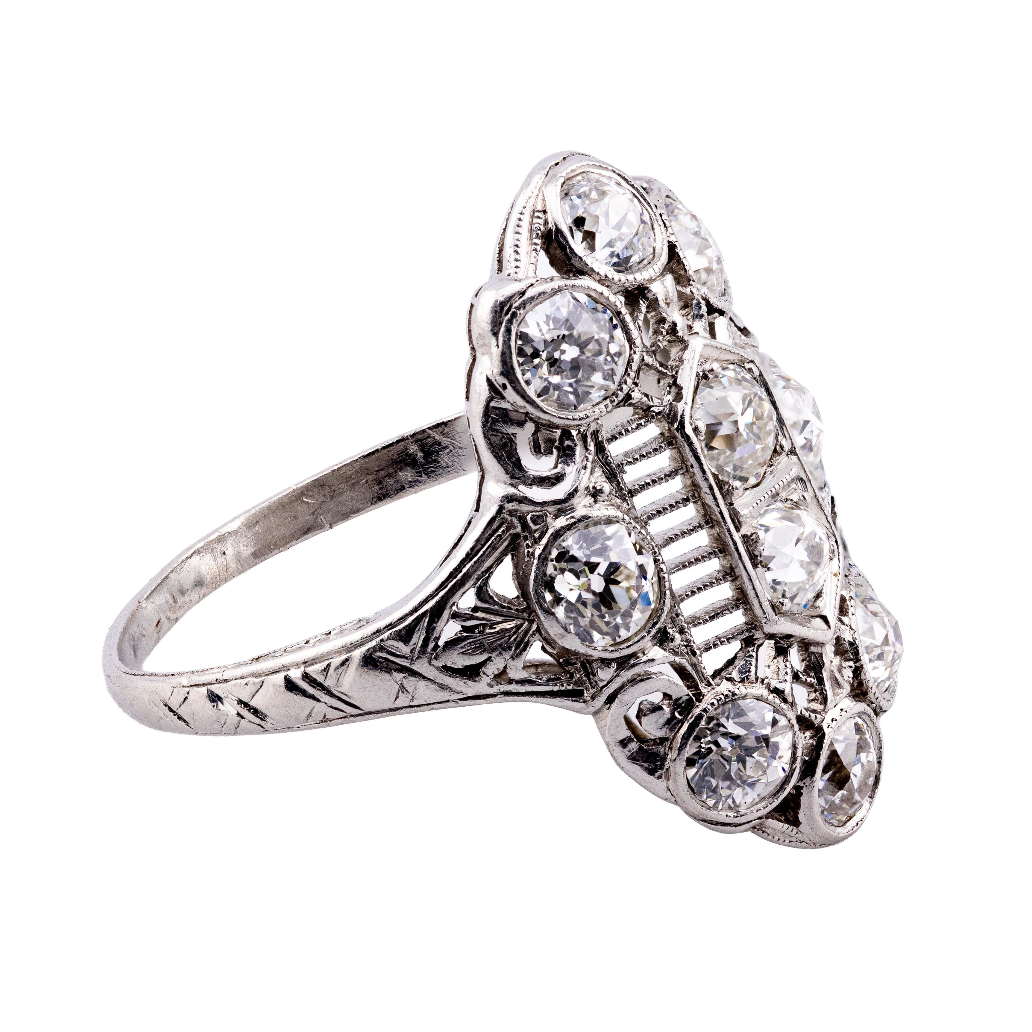 Aston Estate Jewelry presenta:

Uno splendido anello da cocktail con 2,00 carati di diamanti antichi di taglio europeo, di colore G e purezza VS2. 

I diamanti sono incastonati in una montatura in filigrana realizzata a mano, completata da dettagli