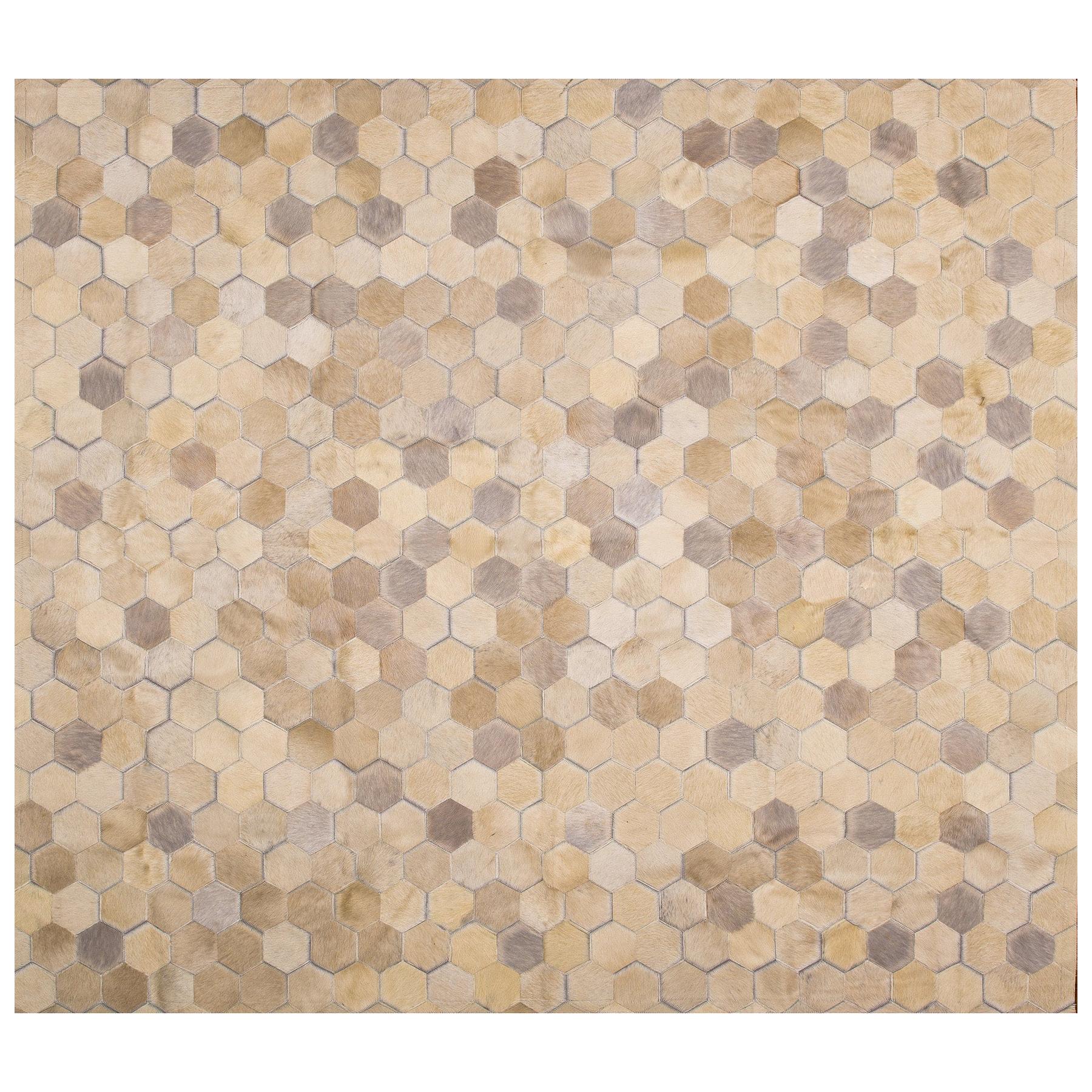 Angulo, rechteckiger, cremefarbener Art-Déco-Bodenteppich aus Rindsleder von Art Hide, Glamourös im Angebot