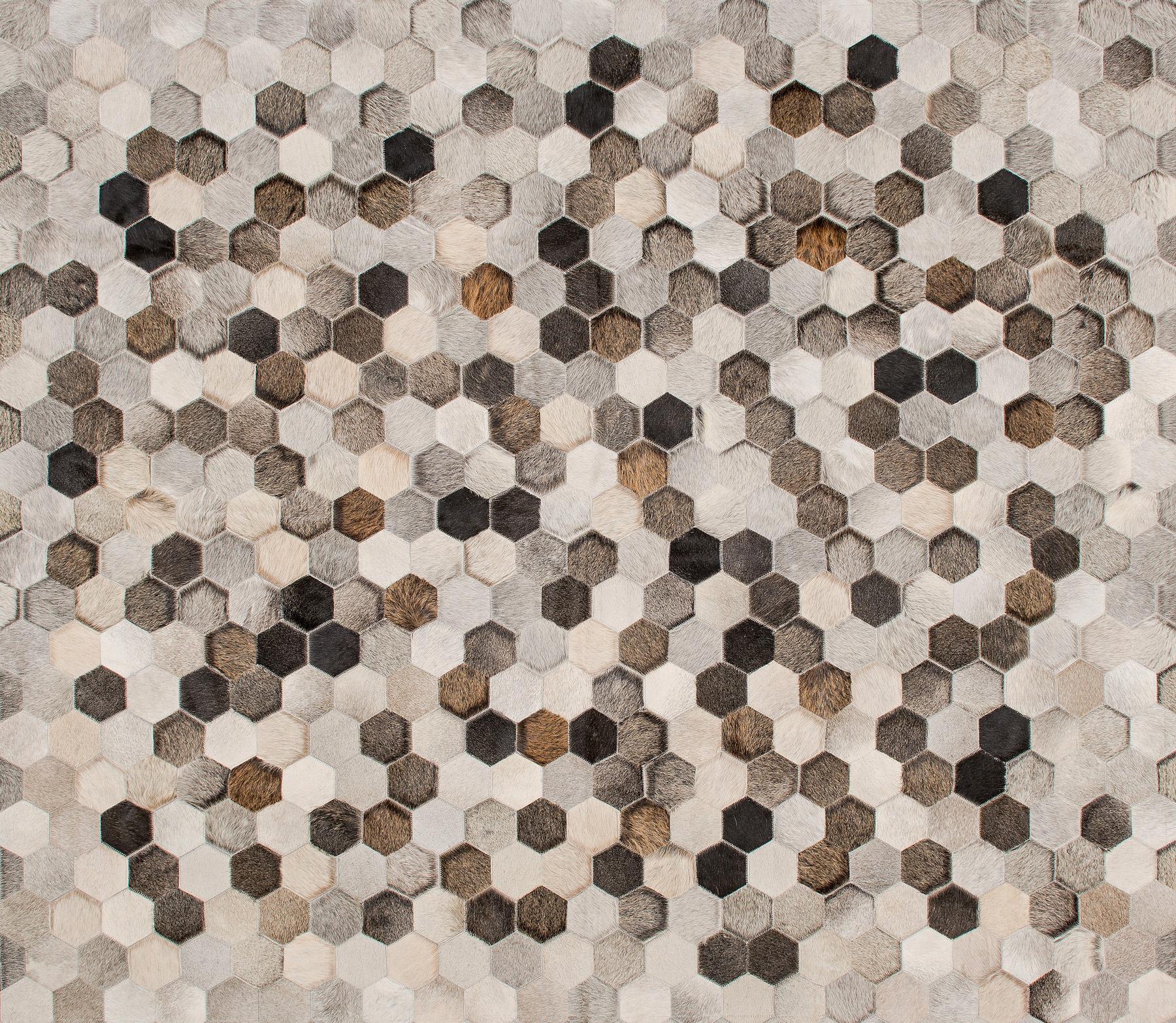 Angulo, rechteckiger, grauer Art-Déco-Bodenteppich aus Rindsleder von Art Hide, Glamourös (Pakistanisch) im Angebot