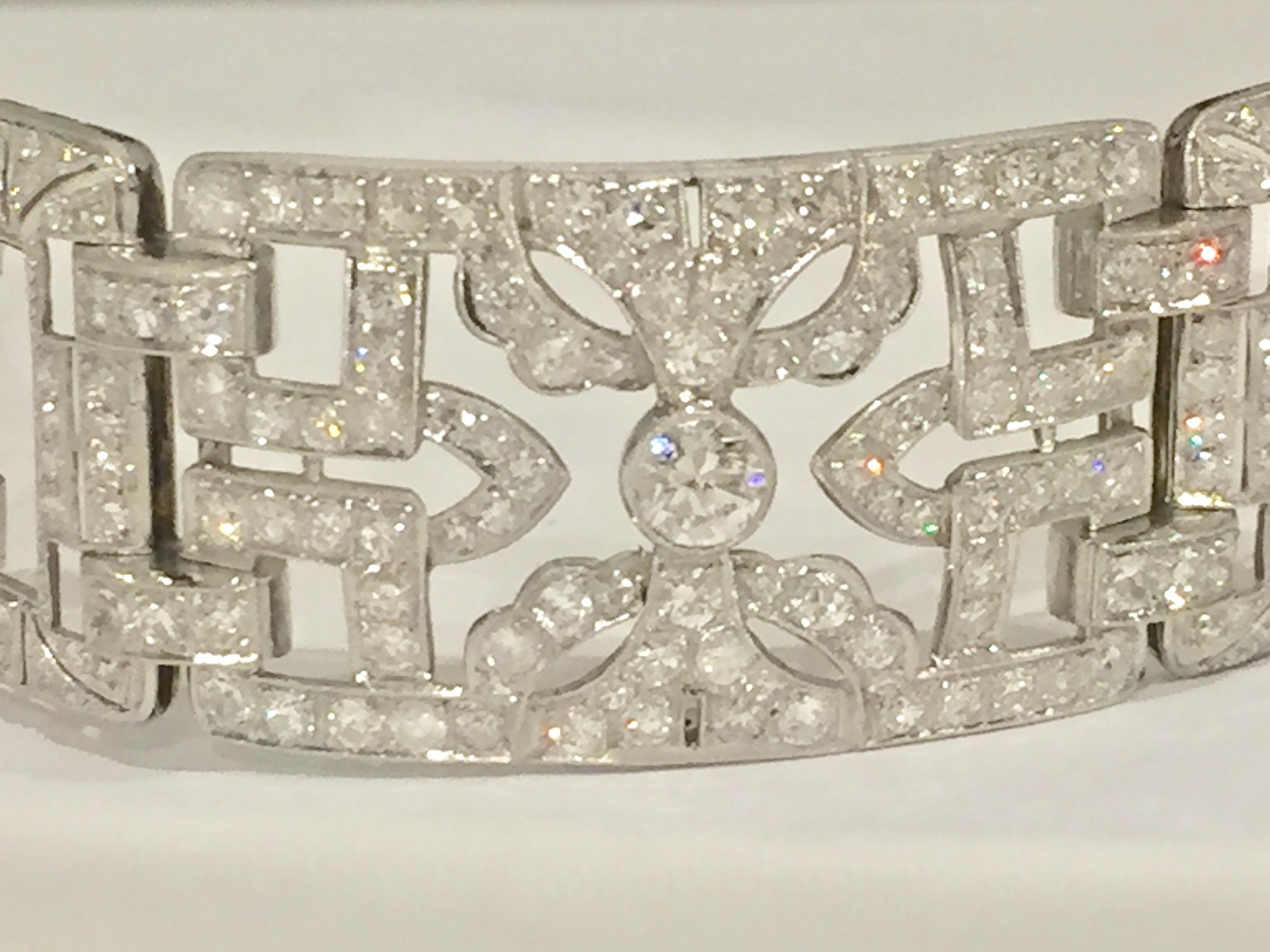 Typisches Armband aus den 1920er Jahren, gegliederte, geometrische Plättchen und Glieder, besetzt mit 414 Diamanten im Brillantschliff von ca. 18 ct. 
Wesselton/Crystal, vs/si. Länge: 18 cm. Breite: 2.7cm