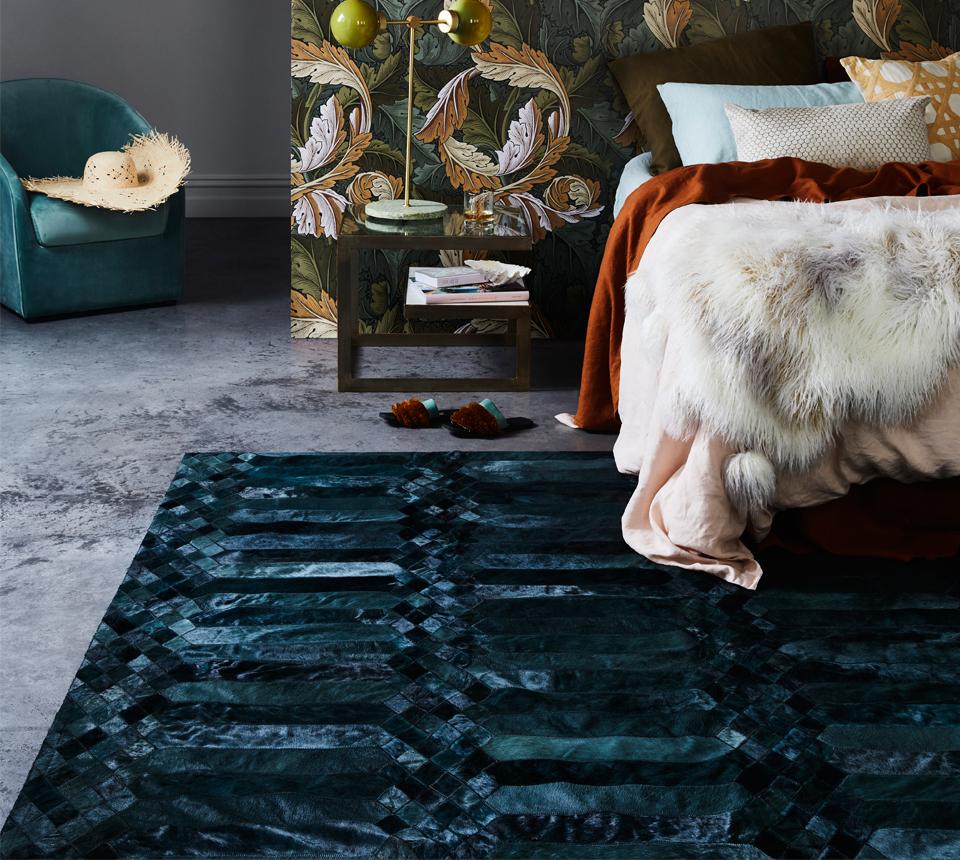 Noué à la main Tapis de sol personnalisable Largo Teal en cuir de vache bleu sarcelle d'inspiration Art déco, petit modèle en vente