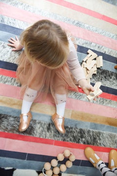 Tappeto a righe bianche, caramello e pesca Nueva Raya personalizzabile in pelle bovina Small