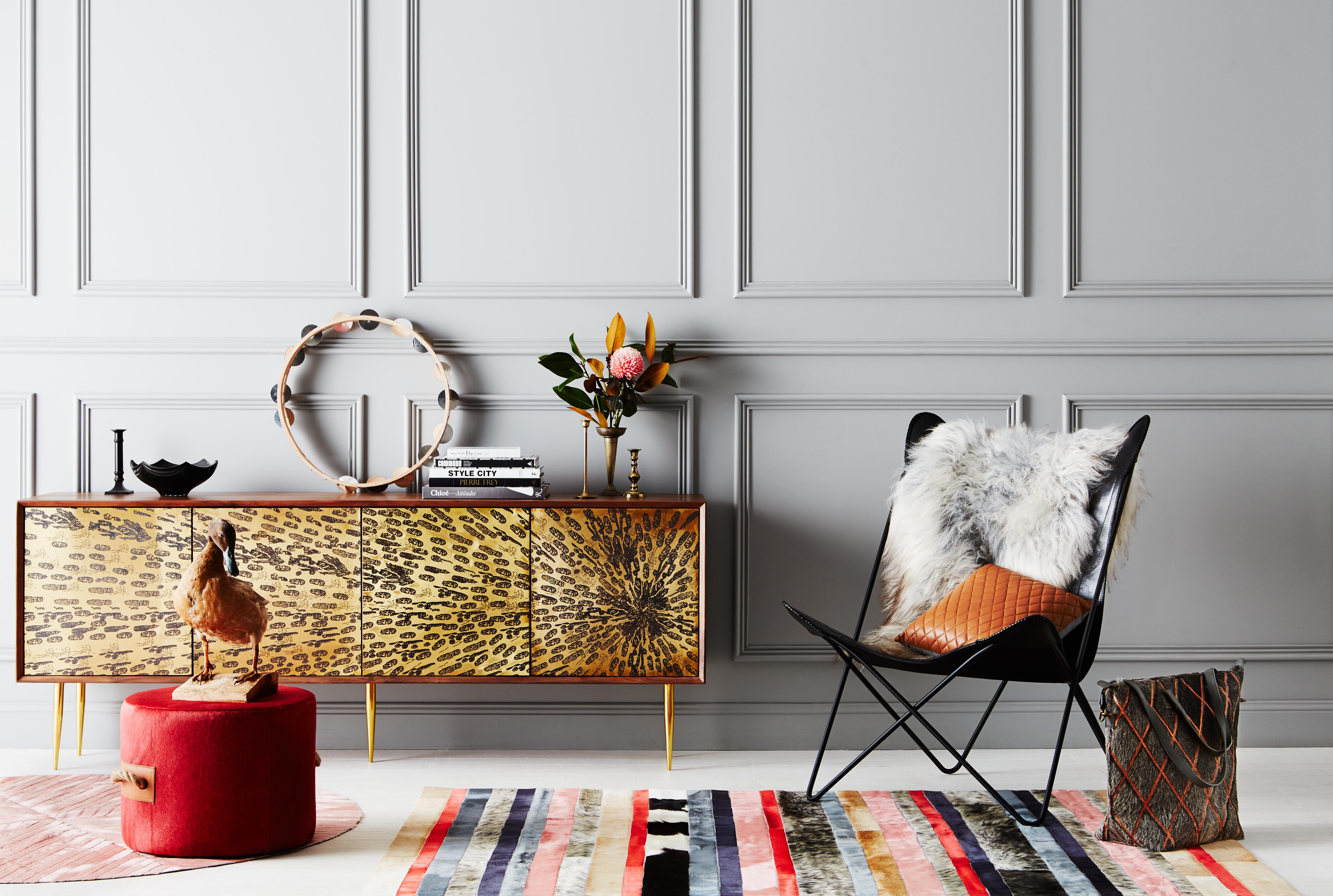 Nueva Raya, anpassbarer Rindsleder-Teppich mit pfirsichfarbenen, karamellfarbenen und weißen Streifen (Art déco) im Angebot