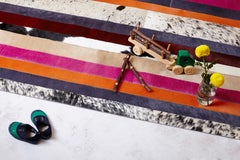 Tappeto in pelle di mucca Nueva Raya personalizzabile a strisce rosa, arancioni, bianche e nere, di dimensioni ridotte