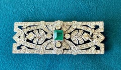 Glamouröse Art-Déco-Brosche aus Platin mit Smaragd und Diamanten