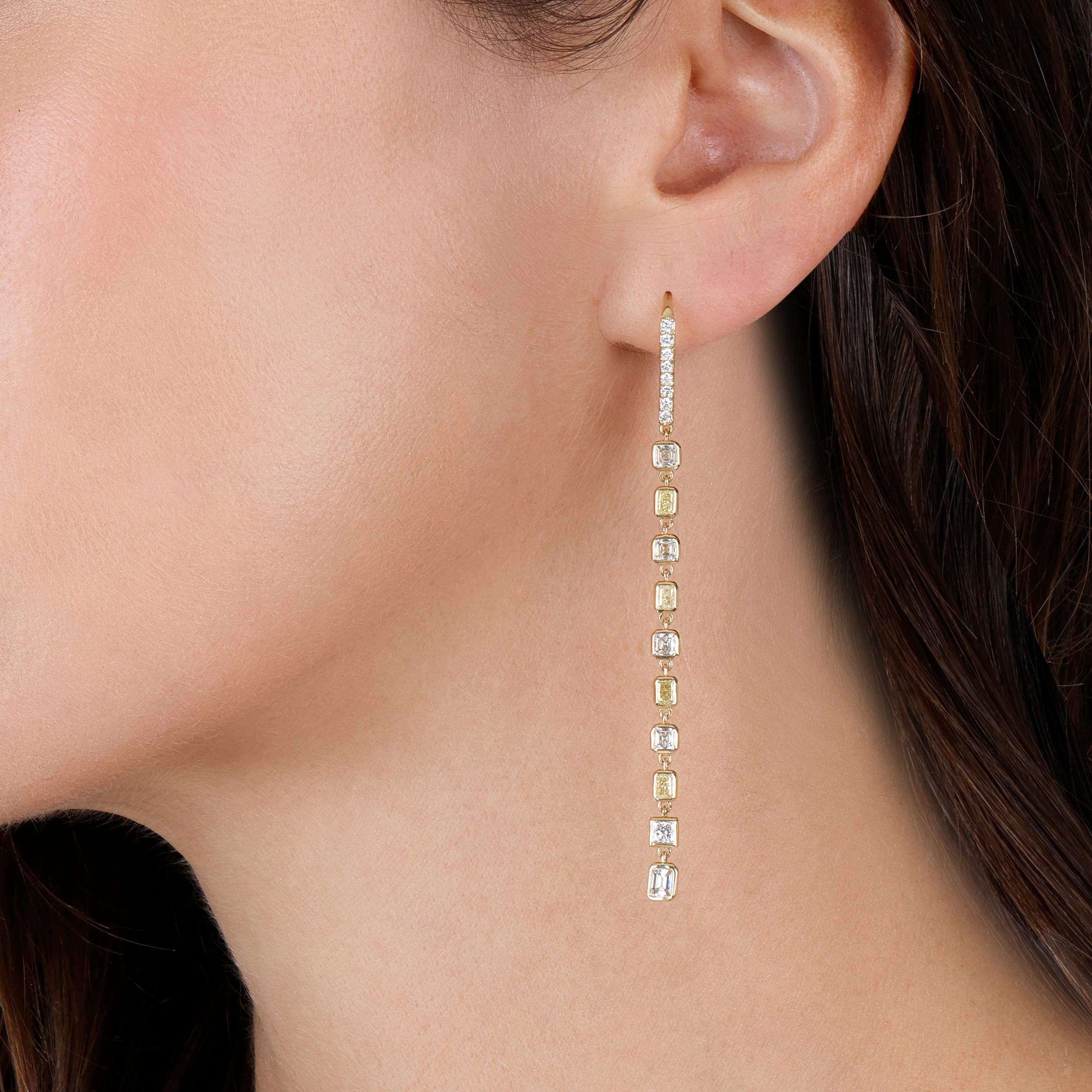 Questi splendidi orecchini in oro giallo 14 carati presentano uno squisito taglio Asscher, progettato per catturare la luce da ogni angolazione. Realizzati con diamanti naturali, offrono un mix perfetto di eleganza e lusso, rendendoli una scelta