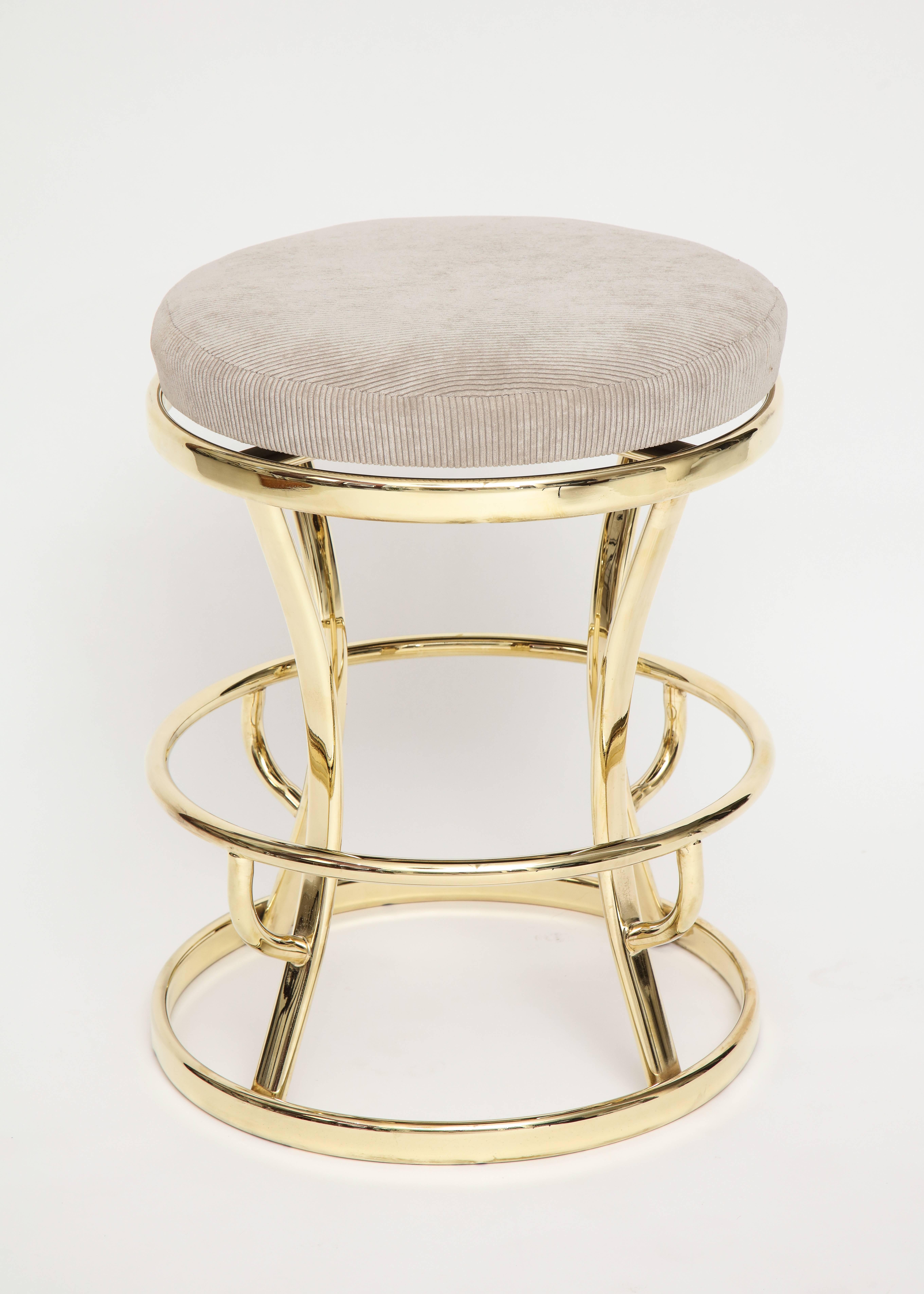 Brass and grey barstools, midcentury France, 1970s

Beautiful restored brass barstools with grey corduroy top that swivels. Adds Glamour to any room. Six total.