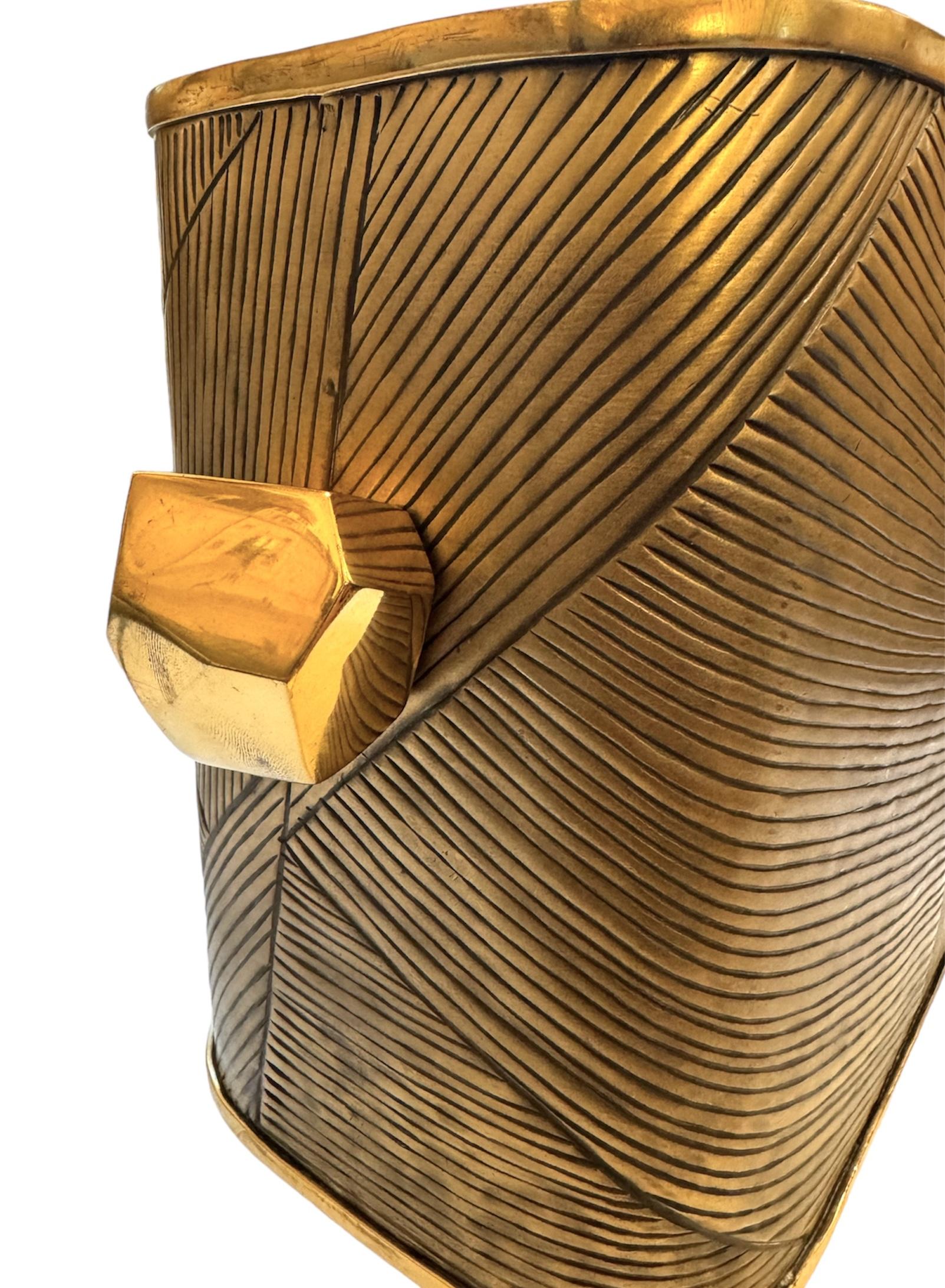 Glamorous Brass Ice Bucket In Good Condition For Sale In Scottsdale, AZ
