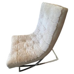 Chaise moderne et élégante en cuir de mouton crémeux et chrome