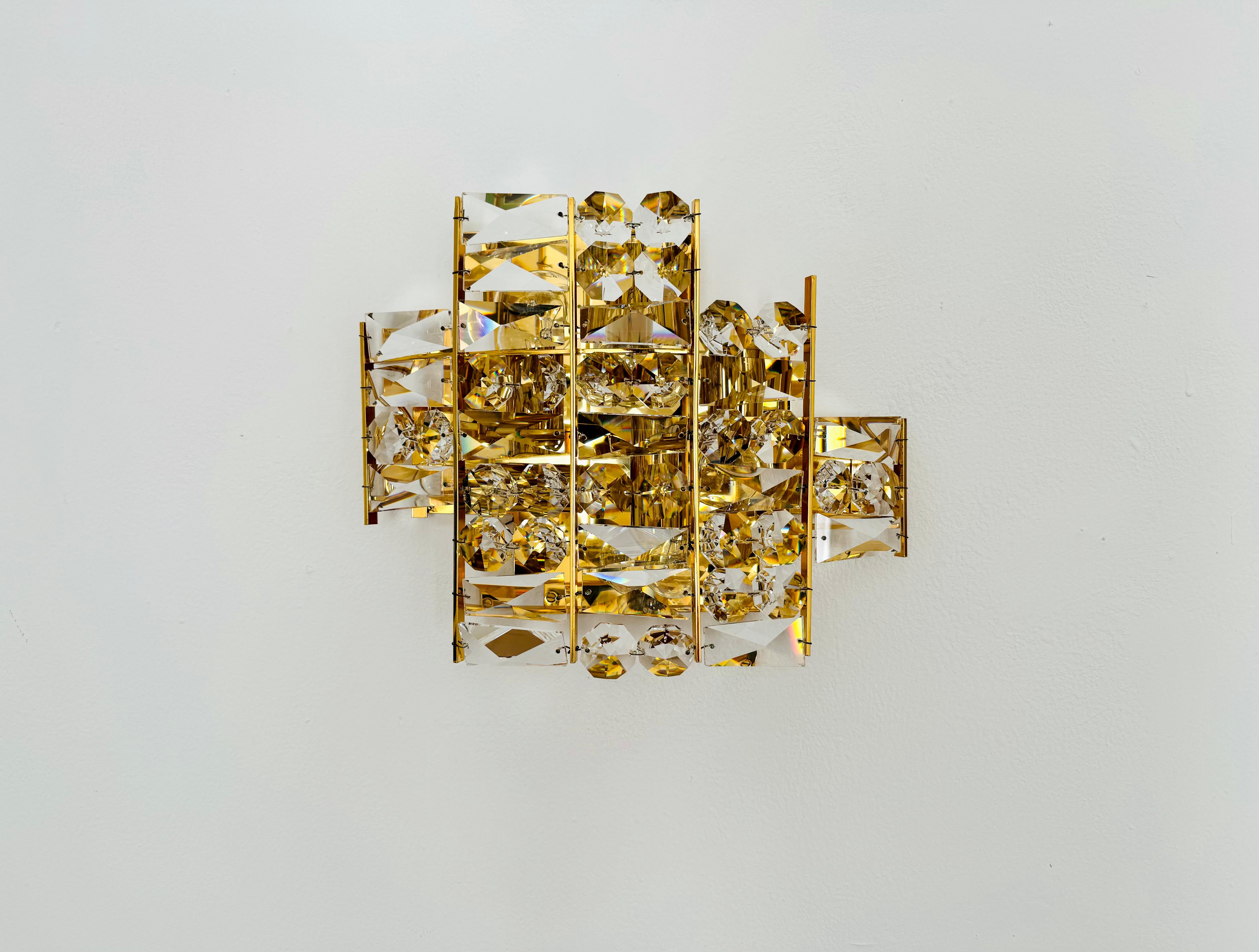 Muy bonita y rara lámpara de pared de los años 60.
Efecto luminoso muy agradable a través del cristal que difunde un elegante juego de luces centelleantes en la habitación.
Un diseño fascinantemente bello y un acabado de gran calidad.

Fabricante: