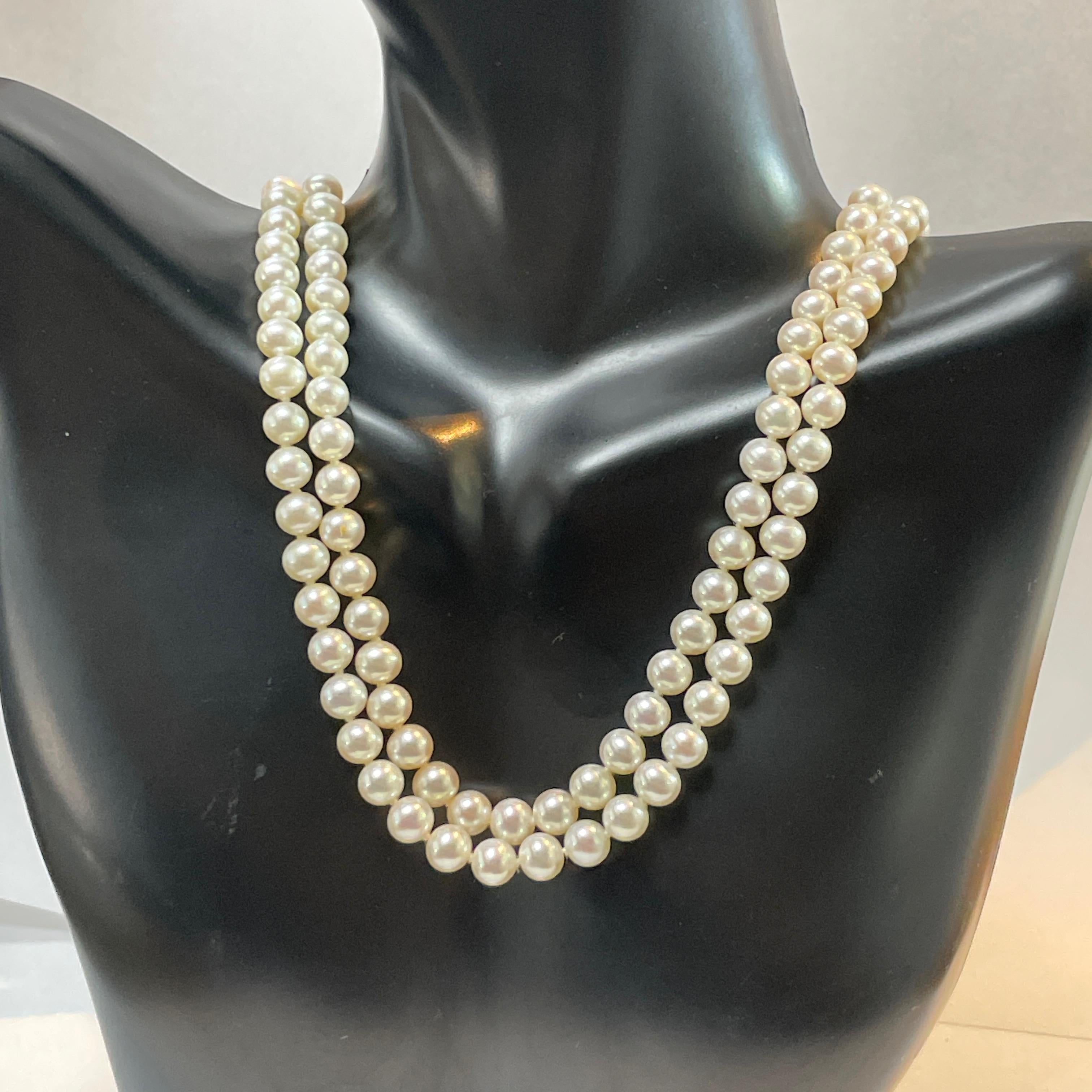 Élevez votre élégance avec notre exquis collier de perles de culture, une pièce intemporelle qui incarne la sophistication et la grâce. Ce collier, composé de perles blanches lustrées de 6 mm, rayonne d'une lumière douce et irisée qui s'harmonise