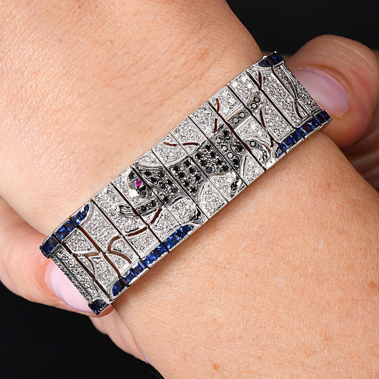 Art déco Bracelet enveloppant de panthères glamour en or blanc 18 carats, avec diamants et saphirs en vente