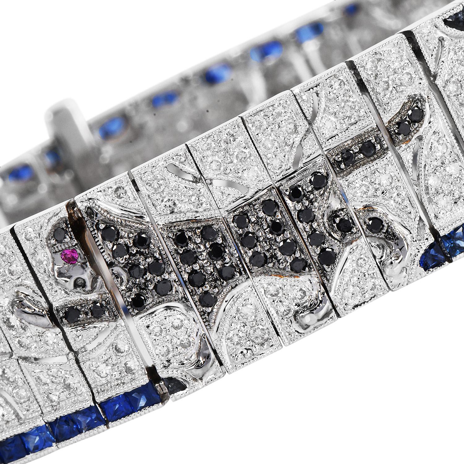 Taille ronde Bracelet enveloppant de panthères glamour en or blanc 18 carats, avec diamants et saphirs en vente