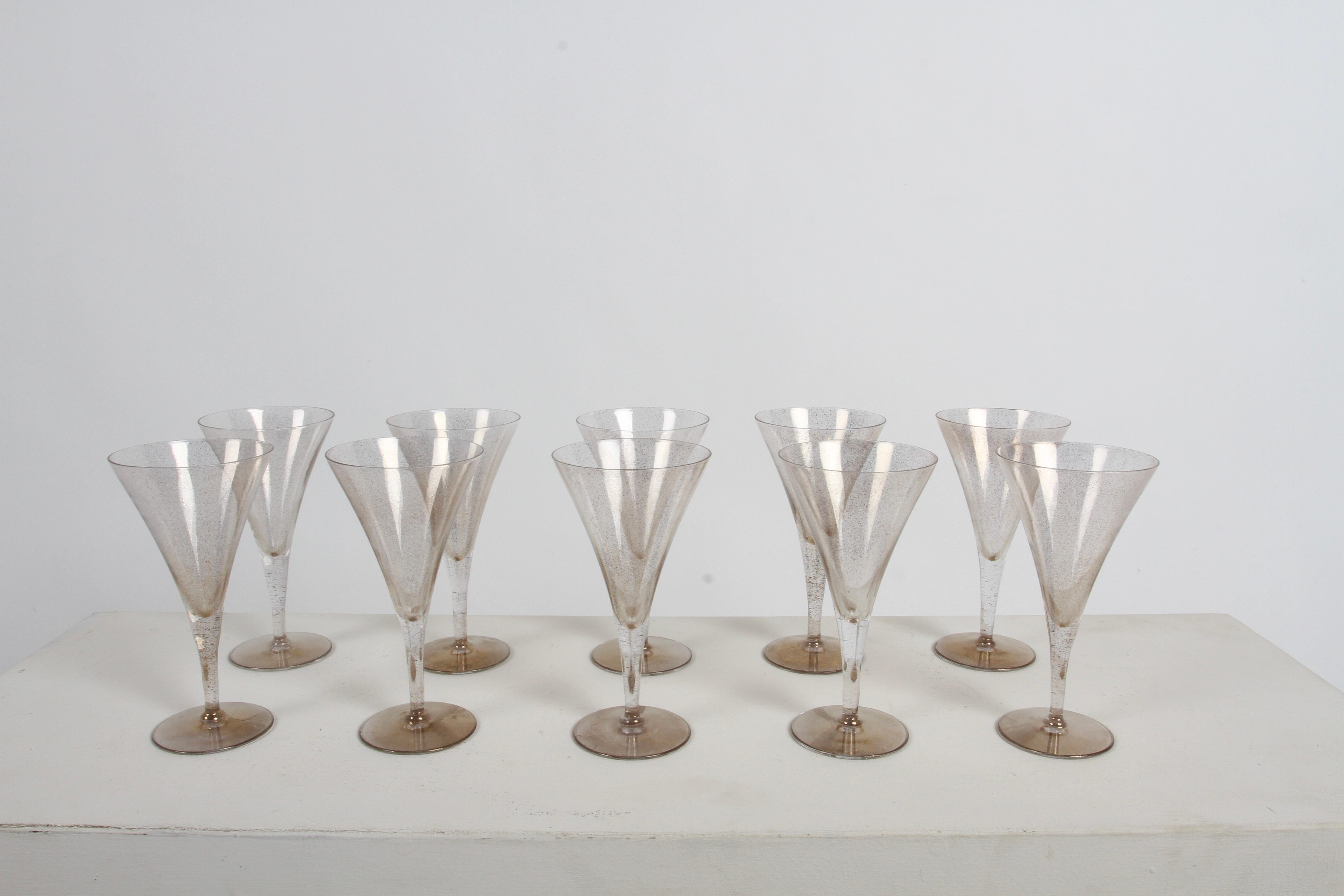 Set di bicchieri da bar da 10 pezzi Glamourous Hollywood Regency con riflessi dorati di Dorothy Thorpe.  I dieci bicchieri da vino sono in ottime condizioni vintage, senza scheggiature. Alcune hanno una maggiore concentrazione di oro rispetto ad