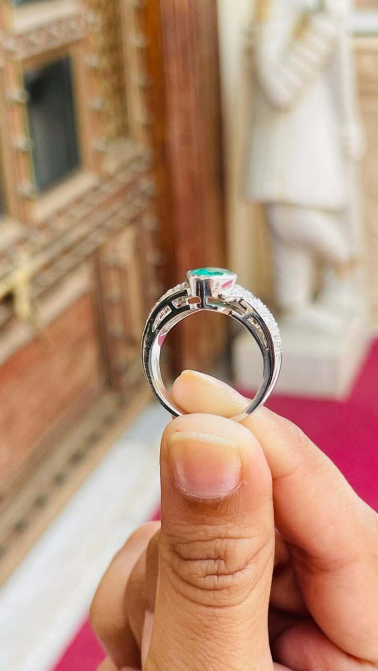 For Sale:  Glamorous Emerald Diamond Wedding Ring Gift in 18k Solid White Gold 14