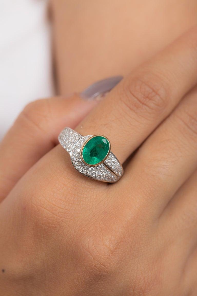 For Sale:  Glamorous Emerald Diamond Wedding Ring Gift in 18k Solid White Gold 4