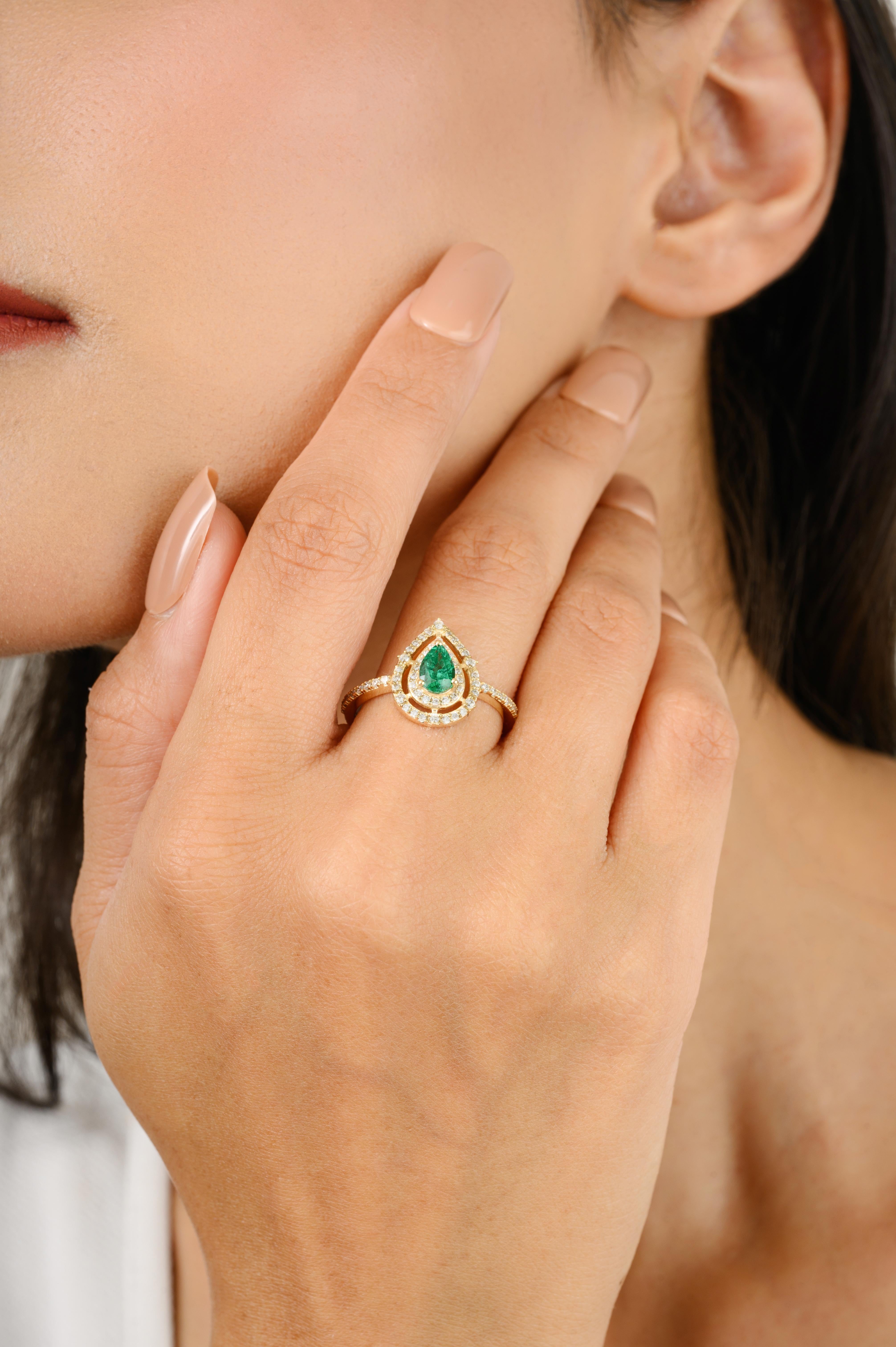 For Sale:  Glamorous Emerald Halo Diamond Women Engagement Ring Gift in 14k Yellow Gold 2