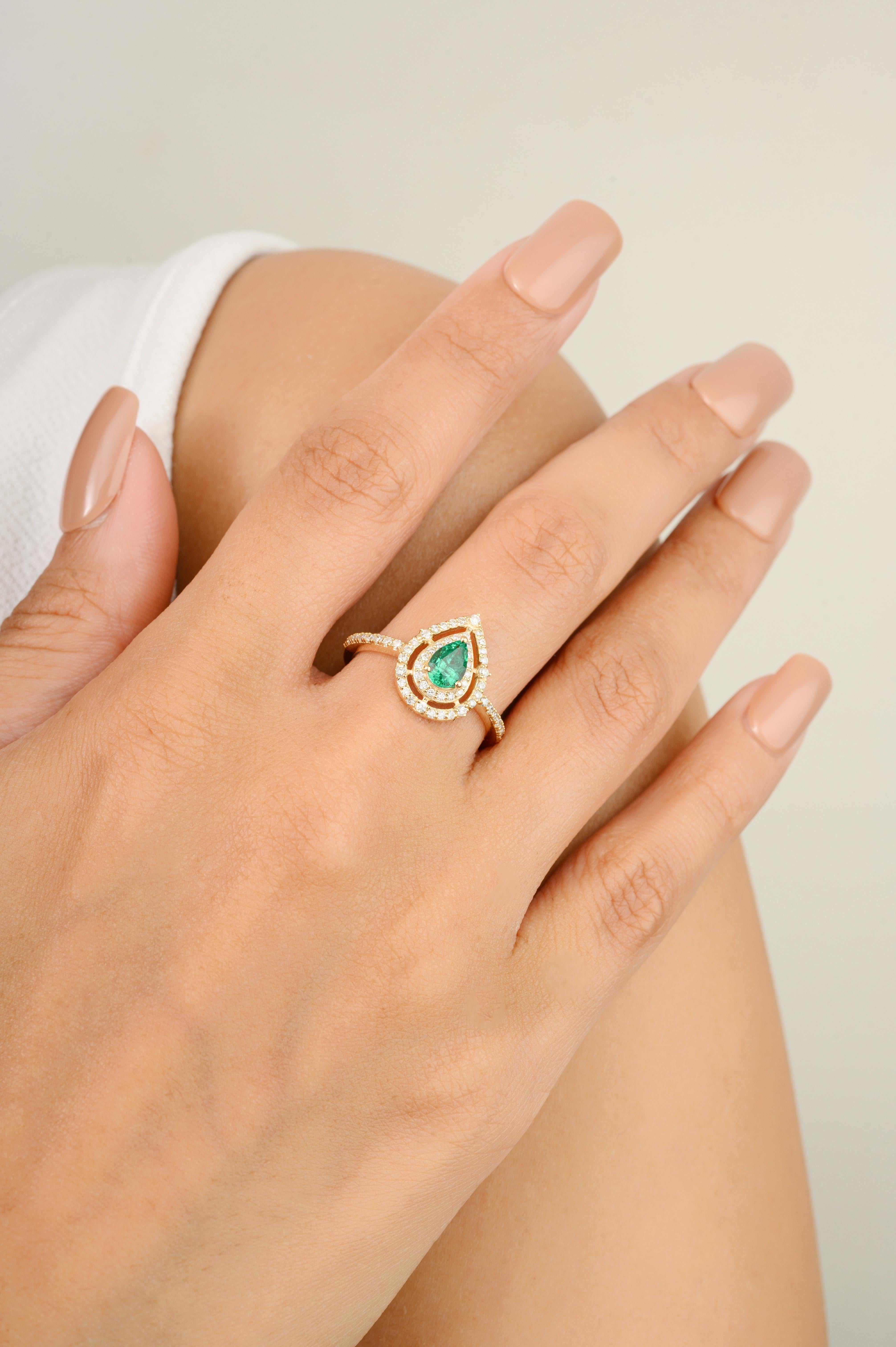 For Sale:  Glamorous Emerald Halo Diamond Women Engagement Ring Gift in 14k Yellow Gold 4