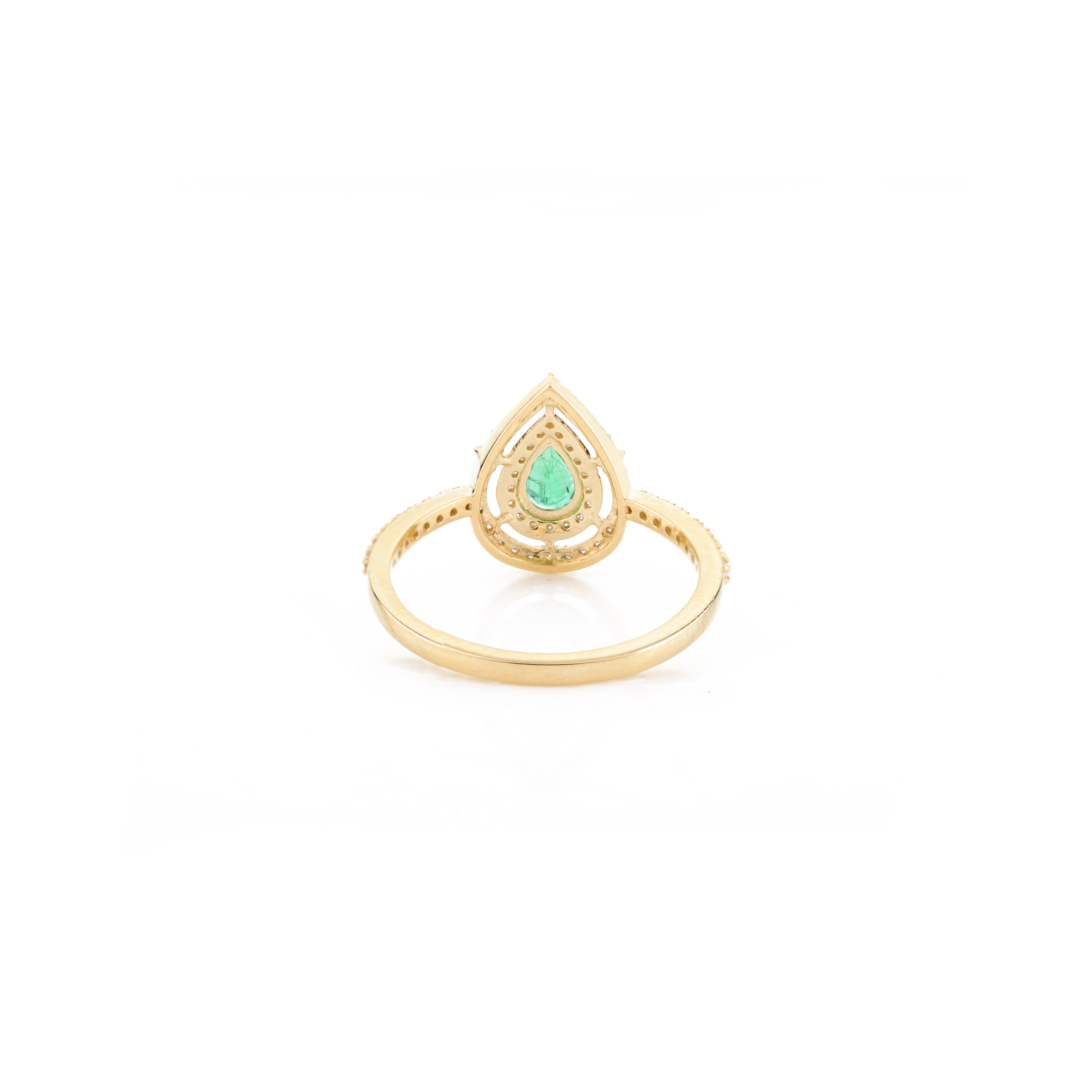 For Sale:  Glamorous Emerald Halo Diamond Women Engagement Ring Gift in 14k Yellow Gold 5