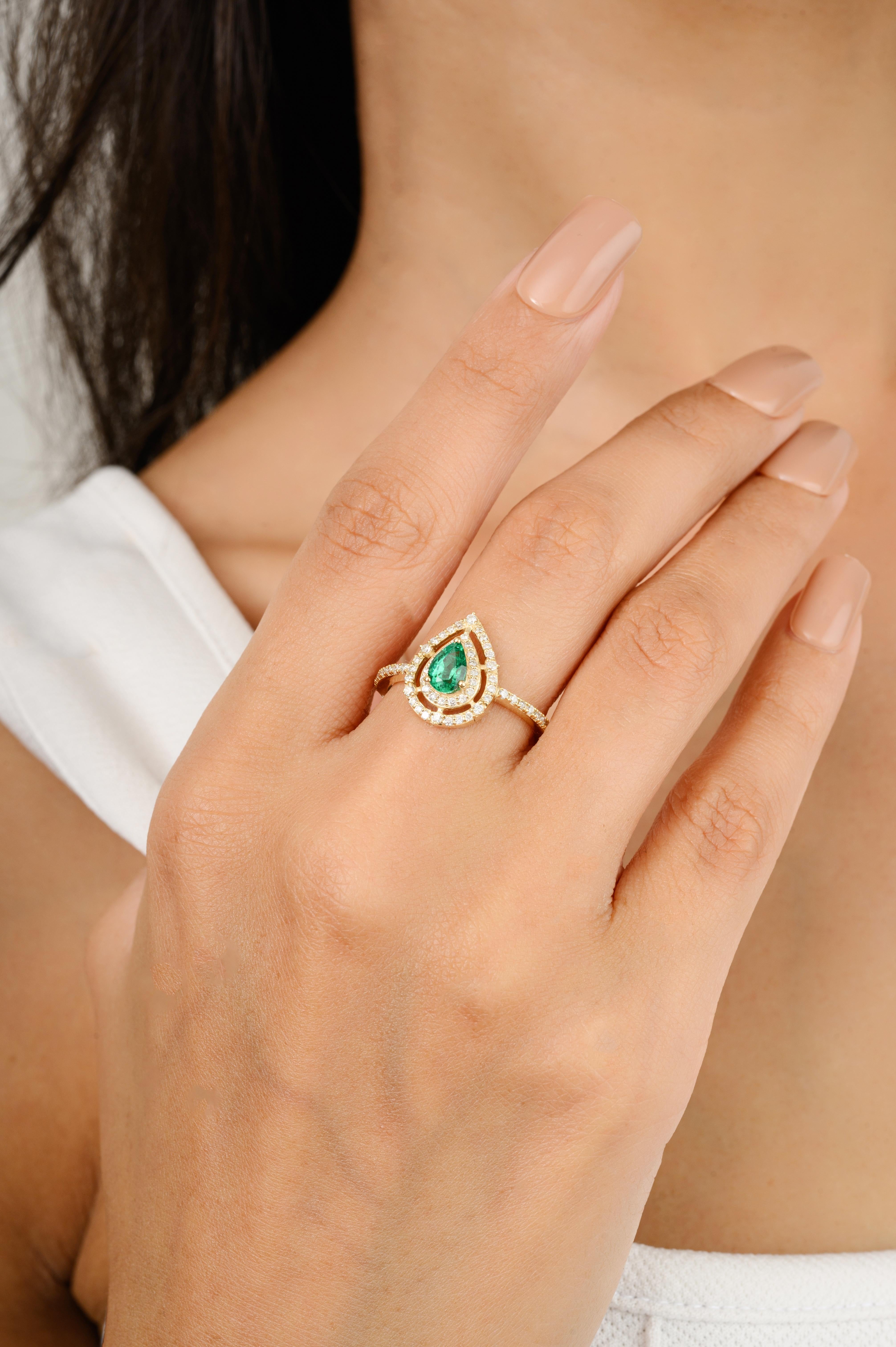 For Sale:  Glamorous Emerald Halo Diamond Women Engagement Ring Gift in 14k Yellow Gold 6
