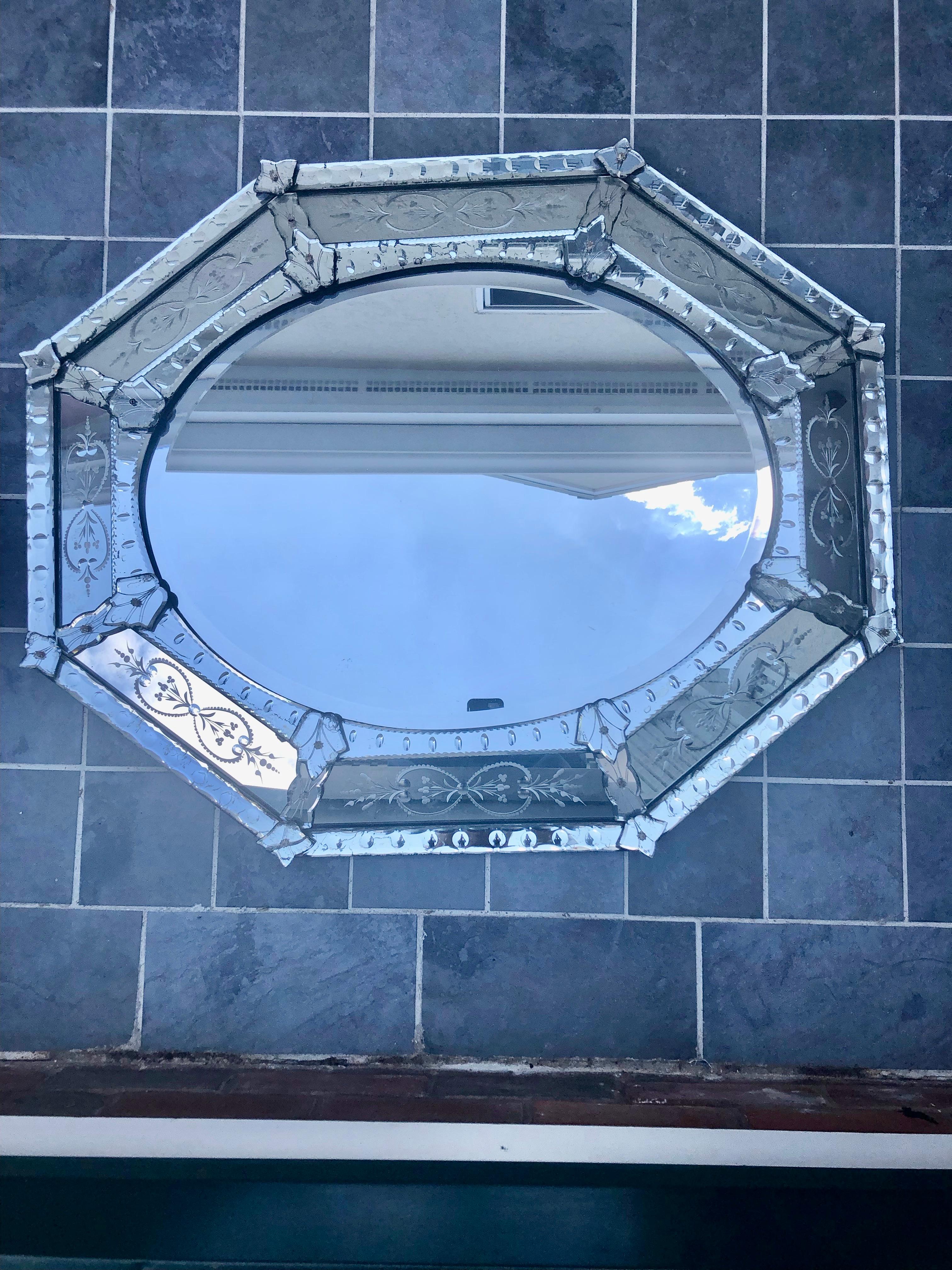 Grand miroir octogonal glamour et fantaisie de style vénitien vintage gravé et gravé Bon état - En vente à Hopewell, NJ