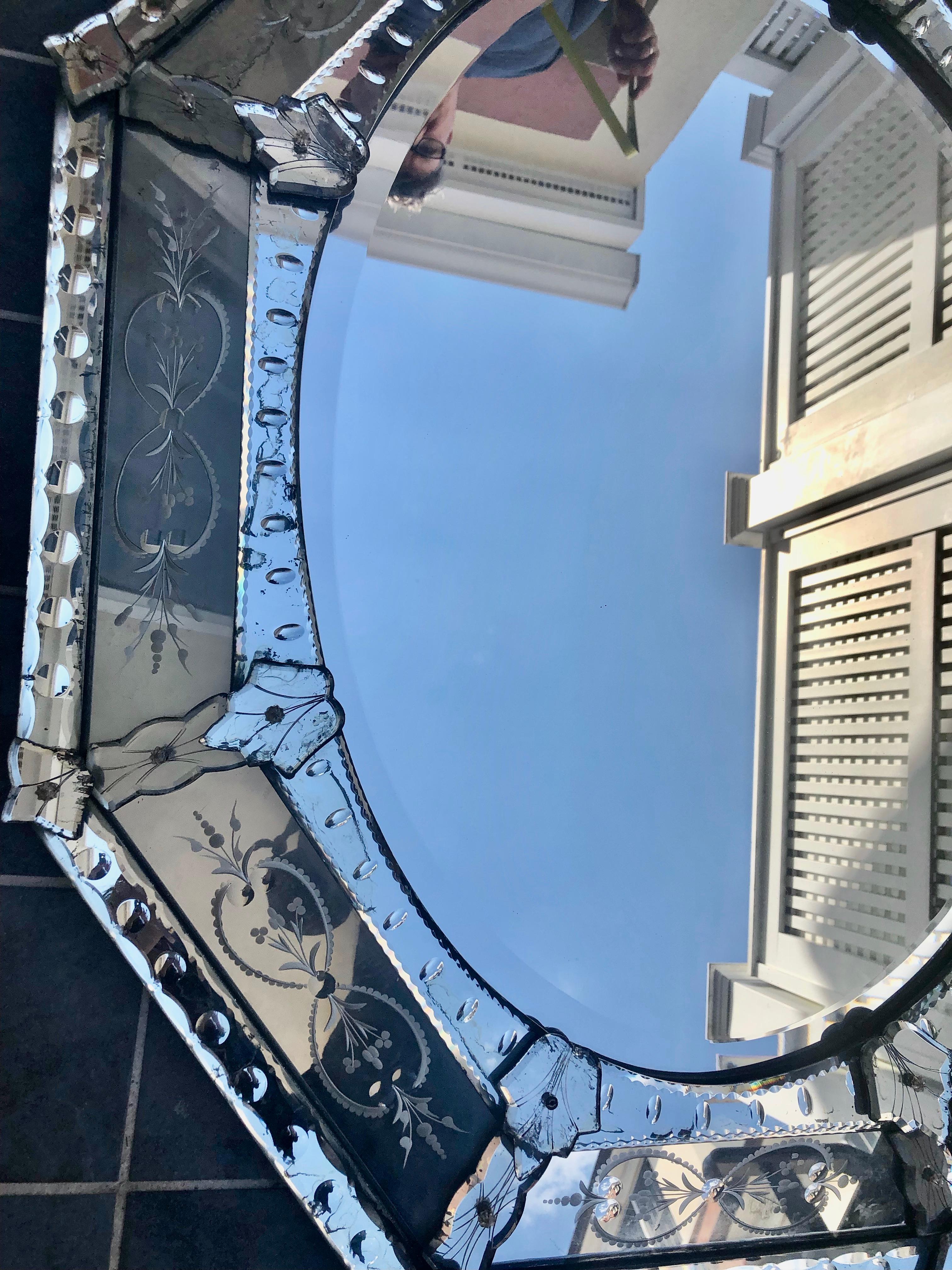 Grand miroir octogonal glamour et fantaisie de style vénitien vintage gravé et gravé en vente 1