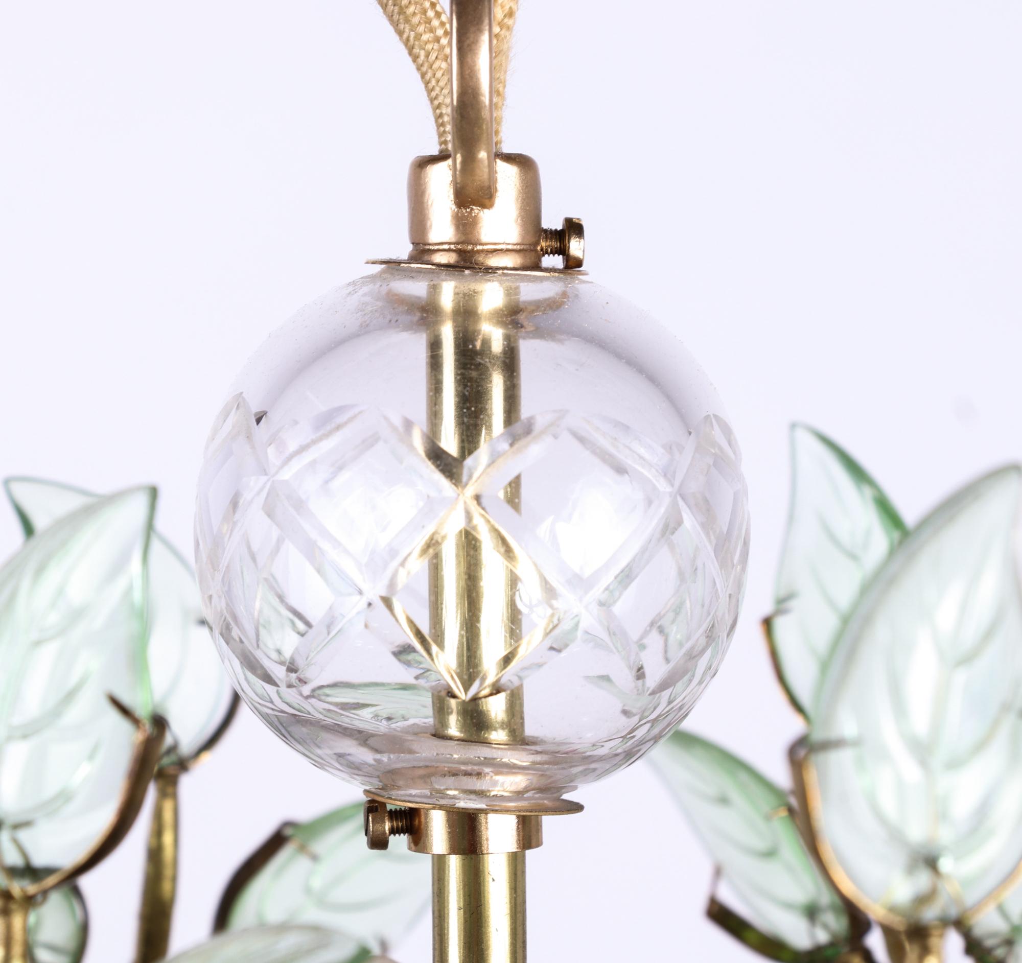 Tedesco Lampadario floreale glamour Cristallo e ottone smeraldo e viola, Palwa Germania 1960 in vendita