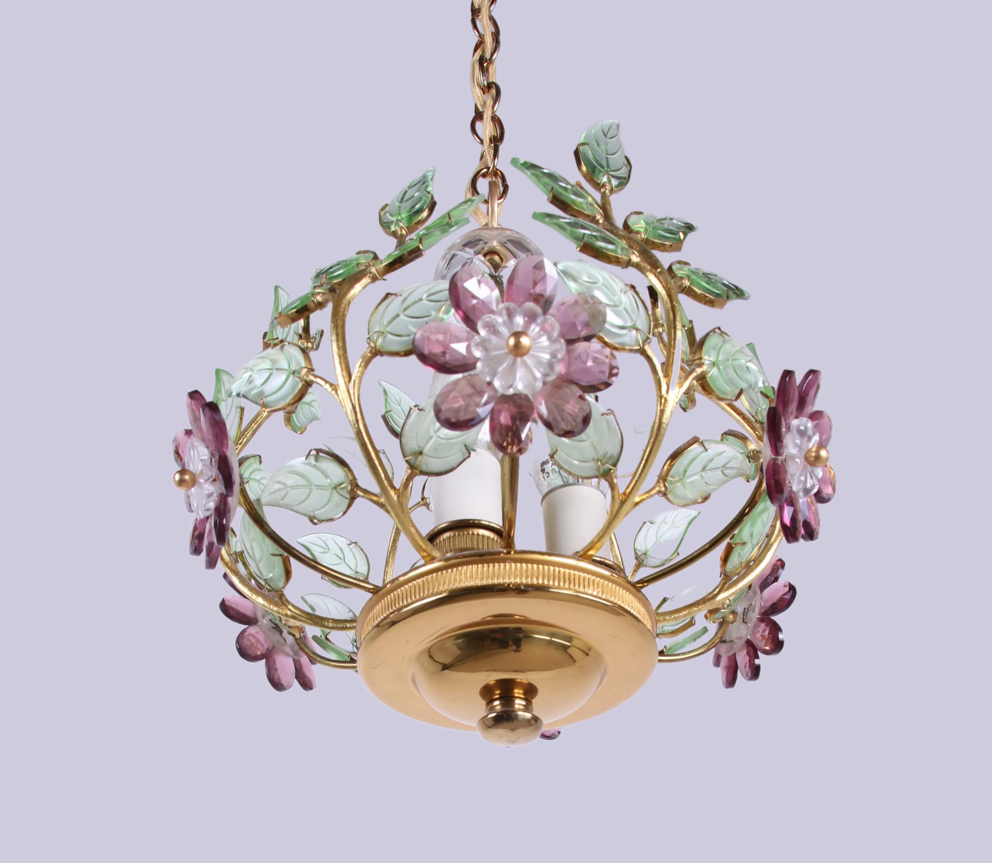 Metà XX secolo Lampadario floreale glamour Cristallo e ottone smeraldo e viola, Palwa Germania 1960 in vendita