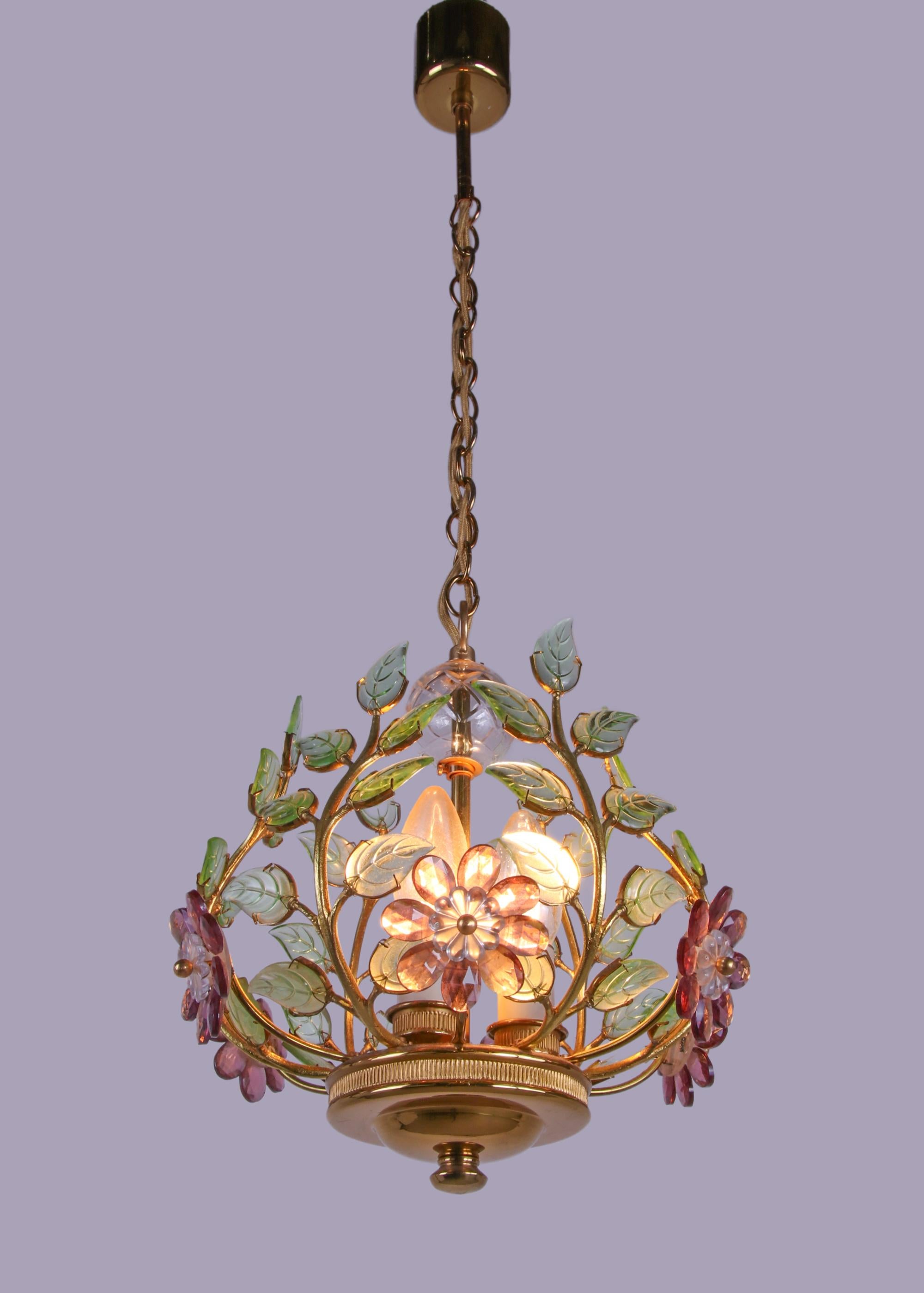 Ottone Lampadario floreale glamour Cristallo e ottone smeraldo e viola, Palwa Germania 1960 in vendita