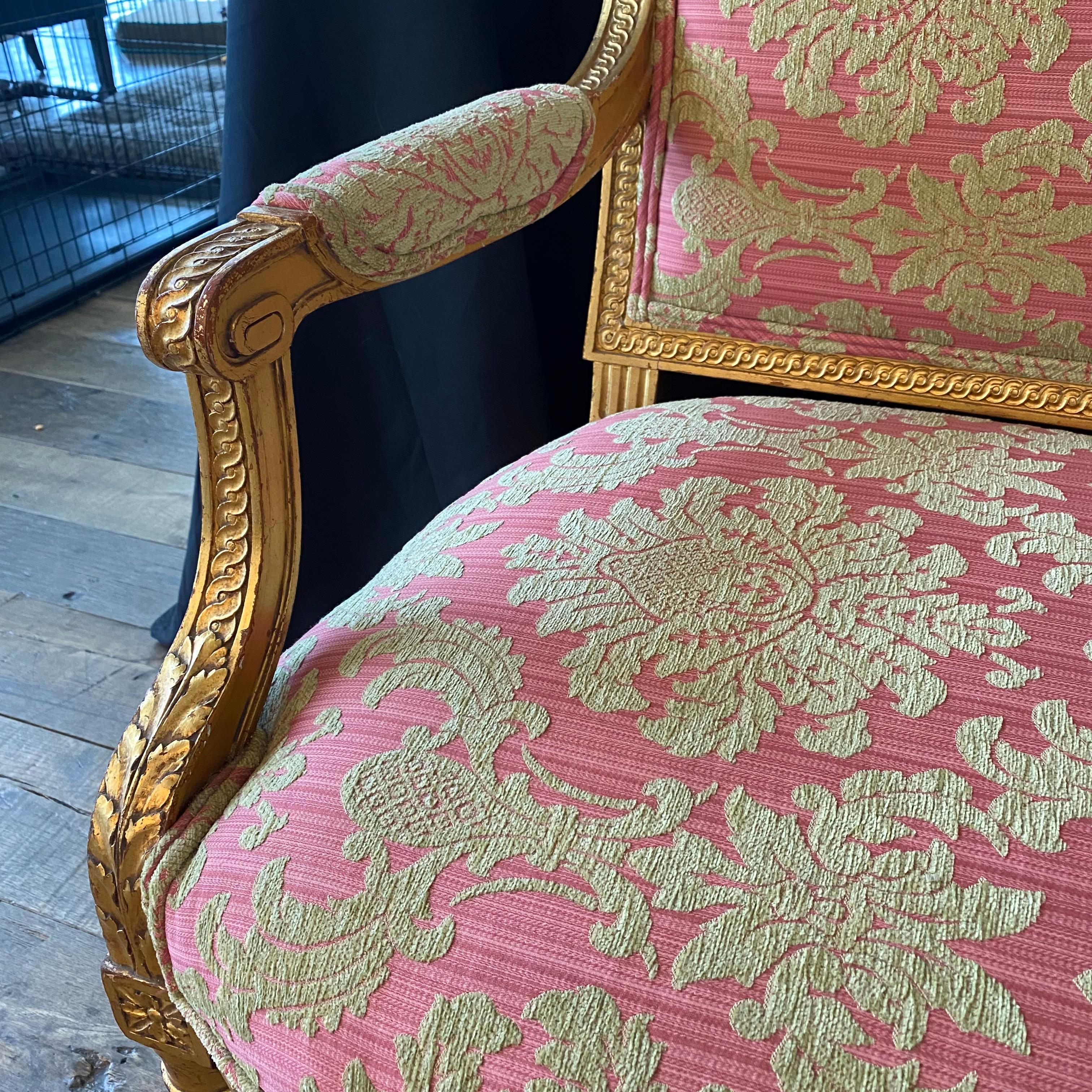 Canapé glamour français de style Louis XVI en bois doré et doré avec tapisserie en damas en vente 5