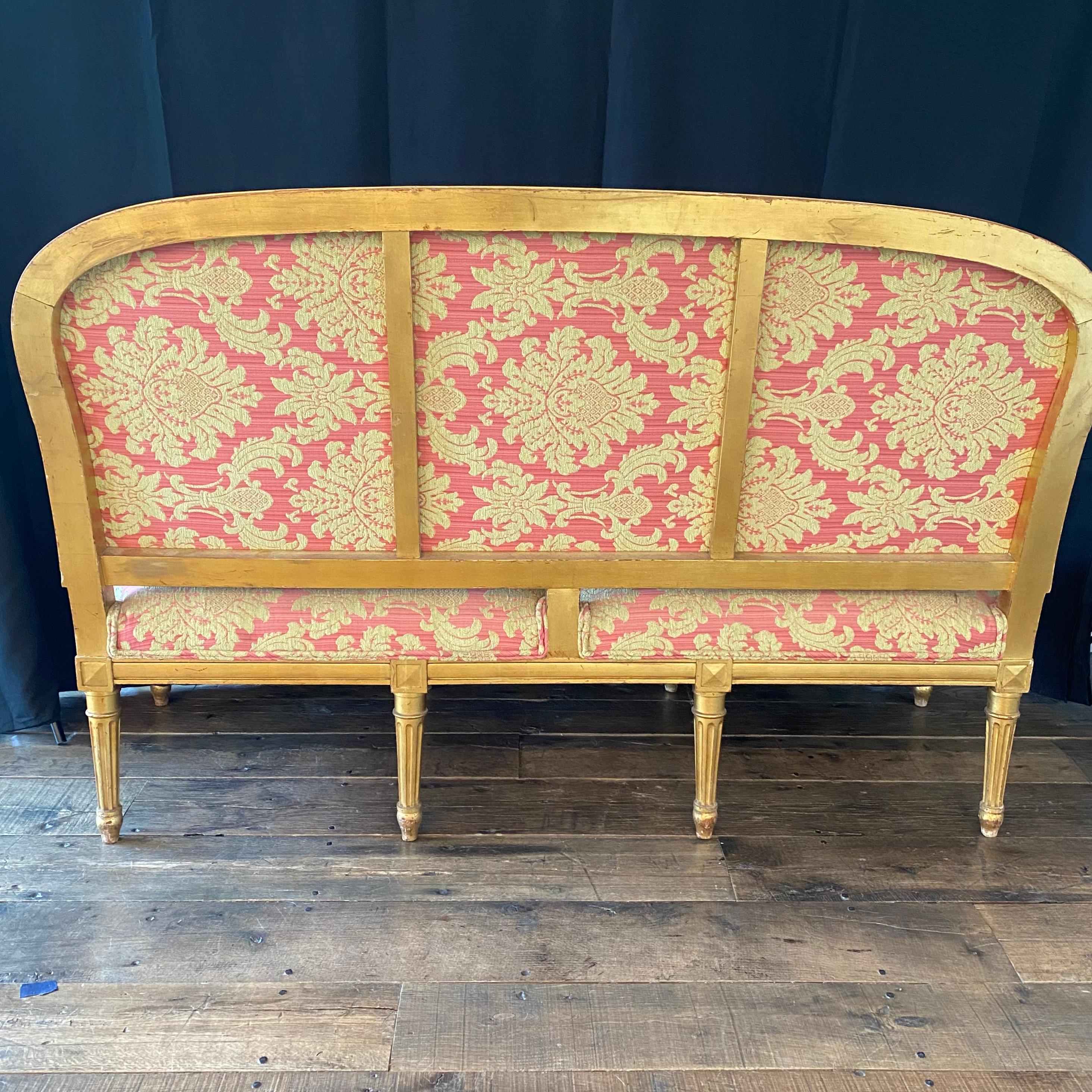 Canapé glamour français de style Louis XVI en bois doré et doré avec tapisserie en damas en vente 6