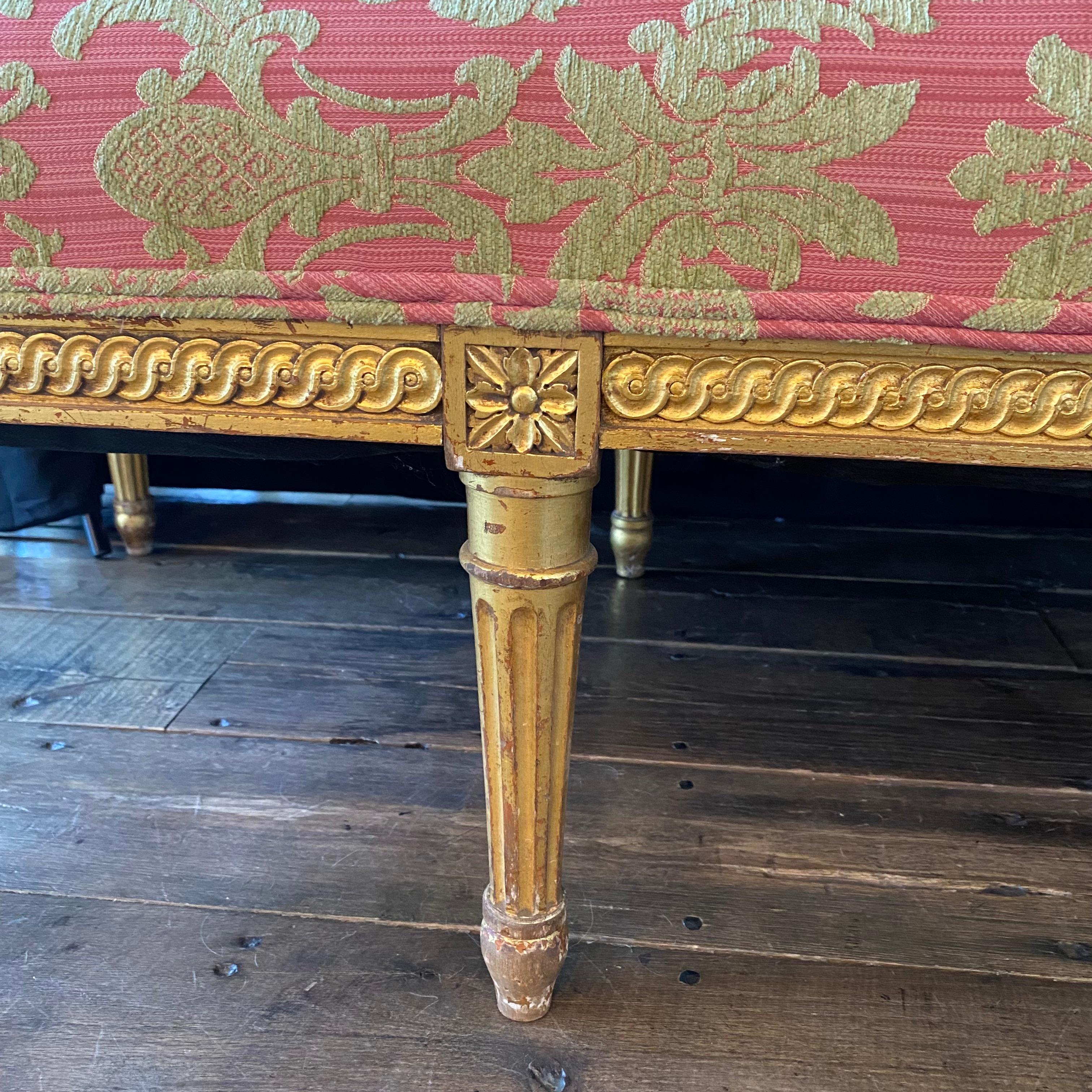 Glamour canapé français de style Louis XVI ayant un cadre en bois sculpté et doré avec une belle patine, tapissé d'un tissu damassé en relief, le tout en très bon état. 
Hauteur des bras 25,5
#5293