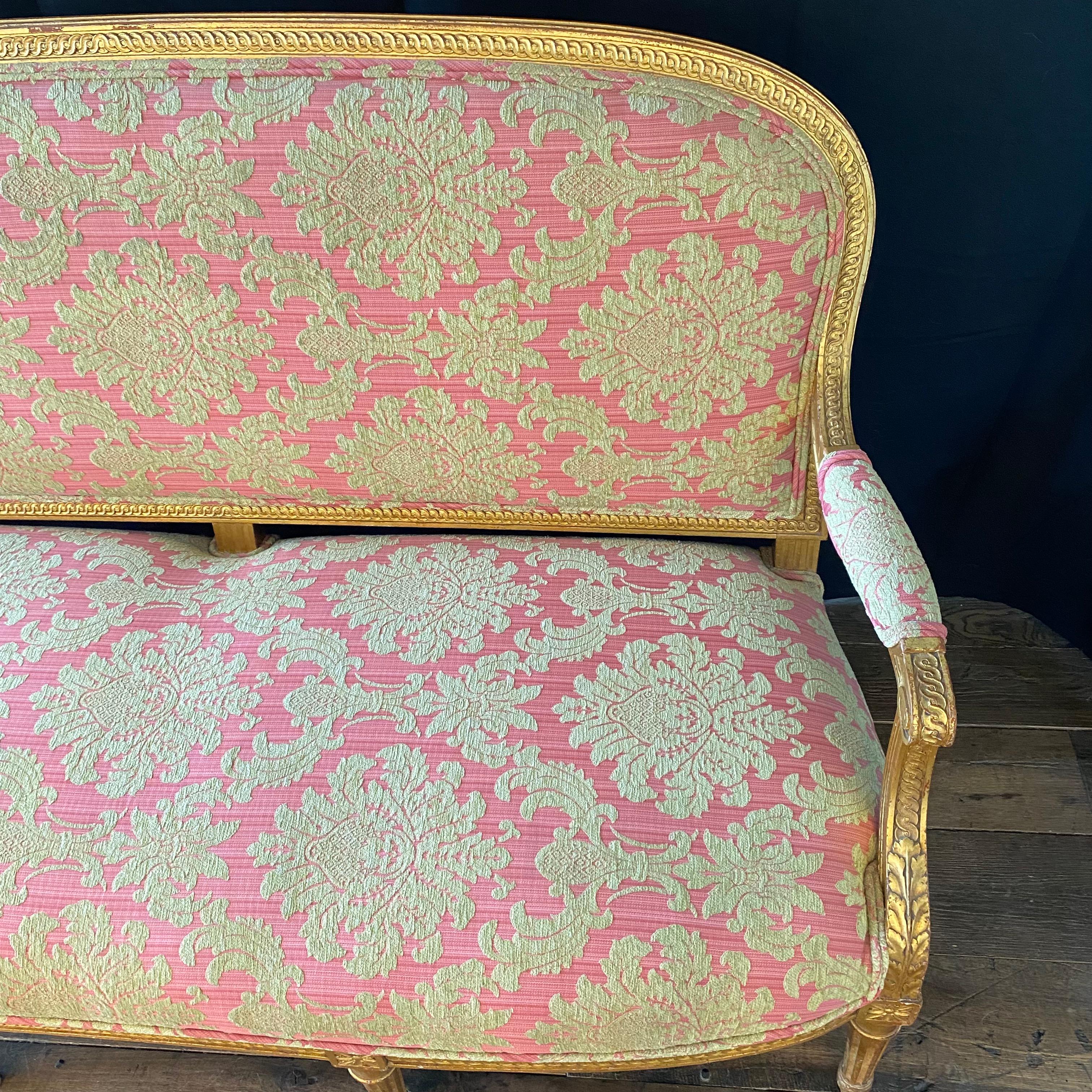 Französisches Sofa im Louis-XVI-Stil aus vergoldetem Holz mit Damast-Polsterung im Angebot 1