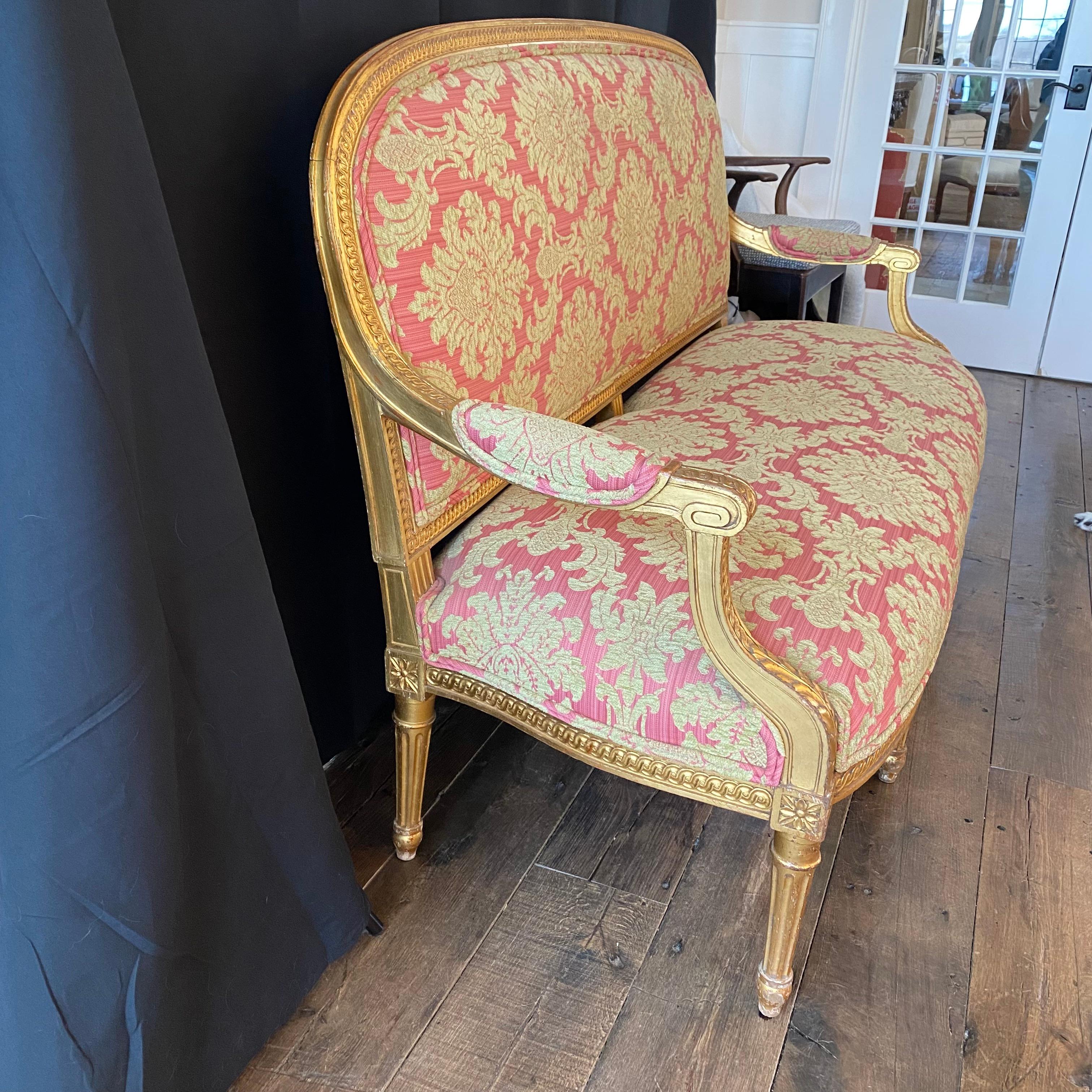 Französisches Sofa im Louis-XVI-Stil aus vergoldetem Holz mit Damast-Polsterung im Angebot 2