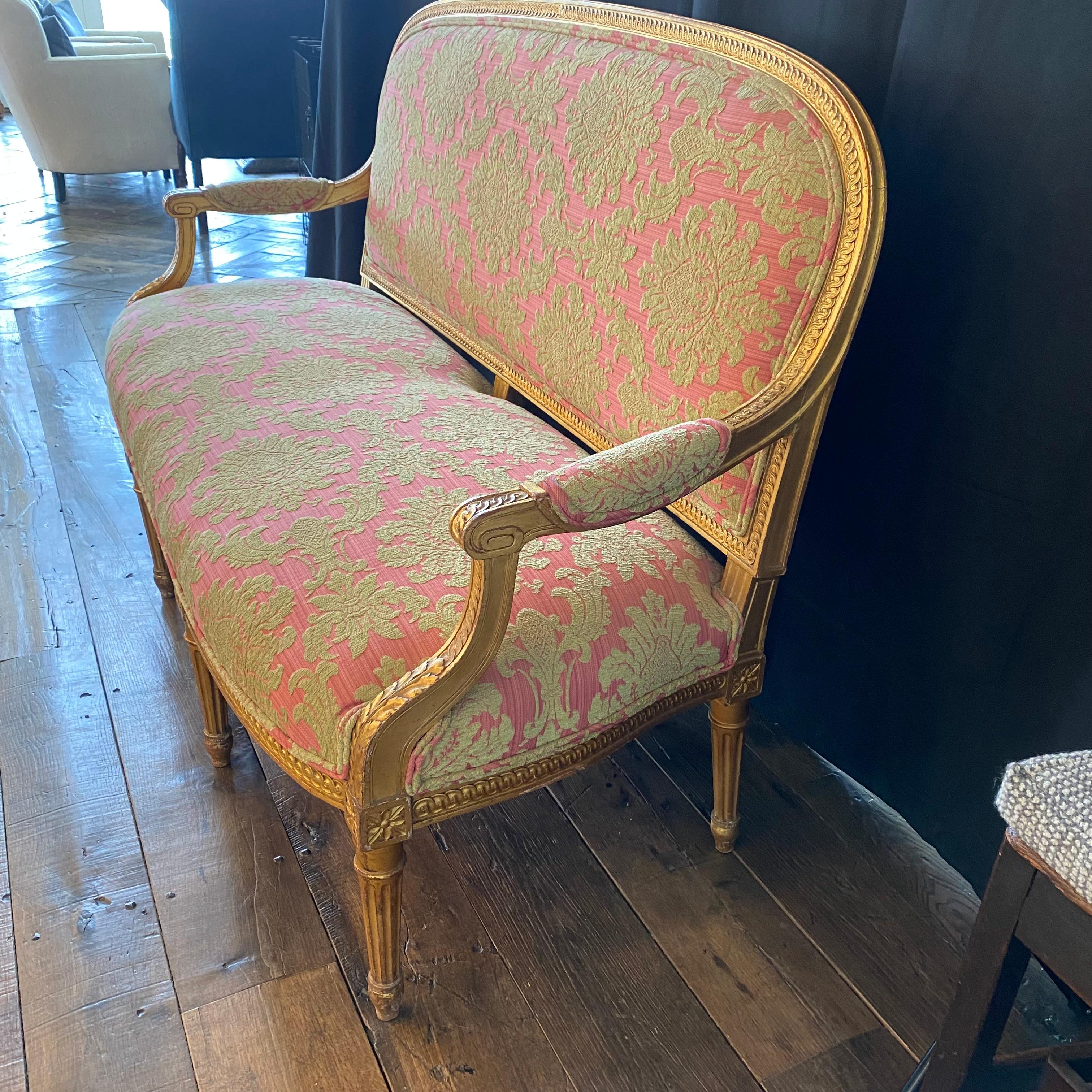 Canapé glamour français de style Louis XVI en bois doré et doré avec tapisserie en damas en vente 2