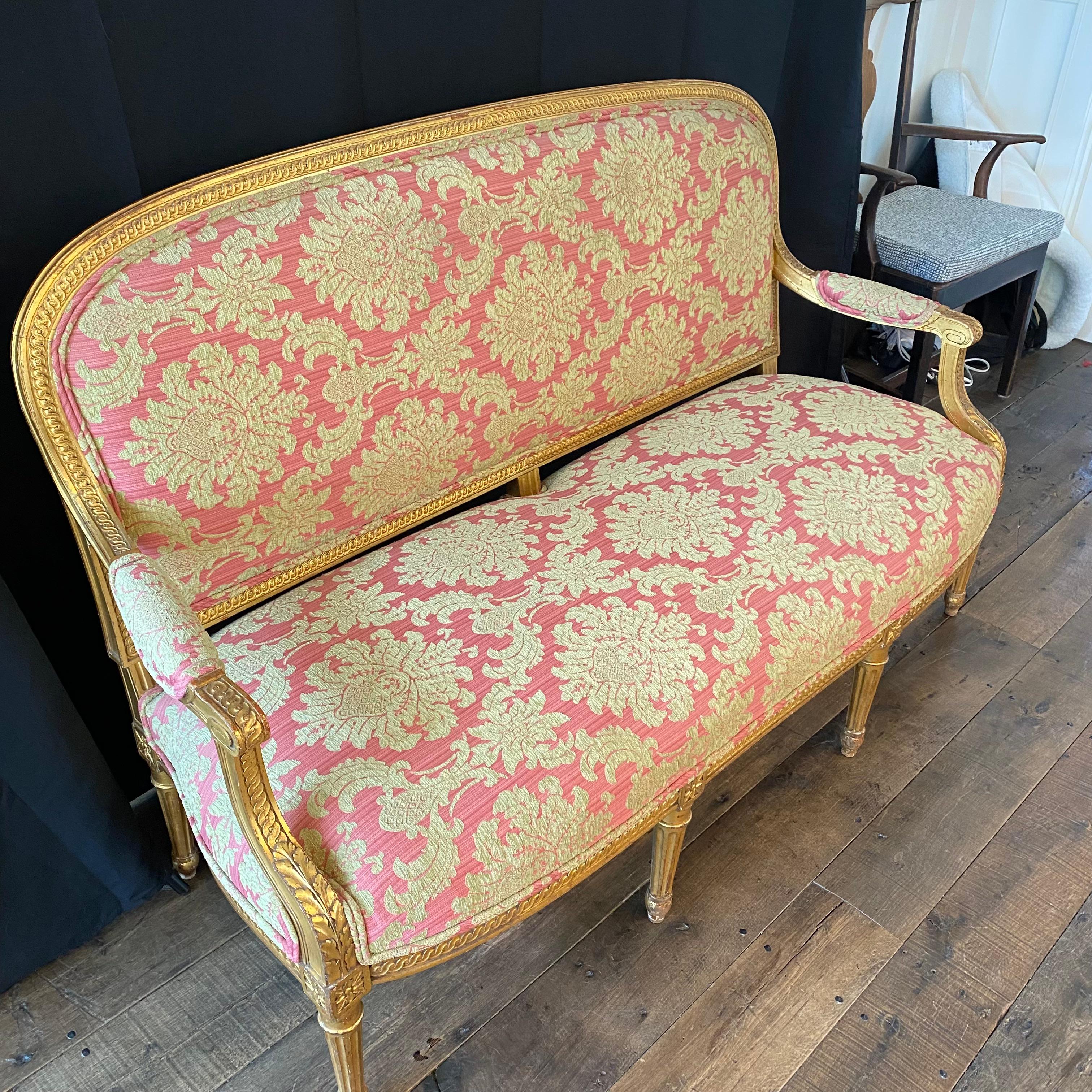 Französisches Sofa im Louis-XVI-Stil aus vergoldetem Holz mit Damast-Polsterung im Angebot 5