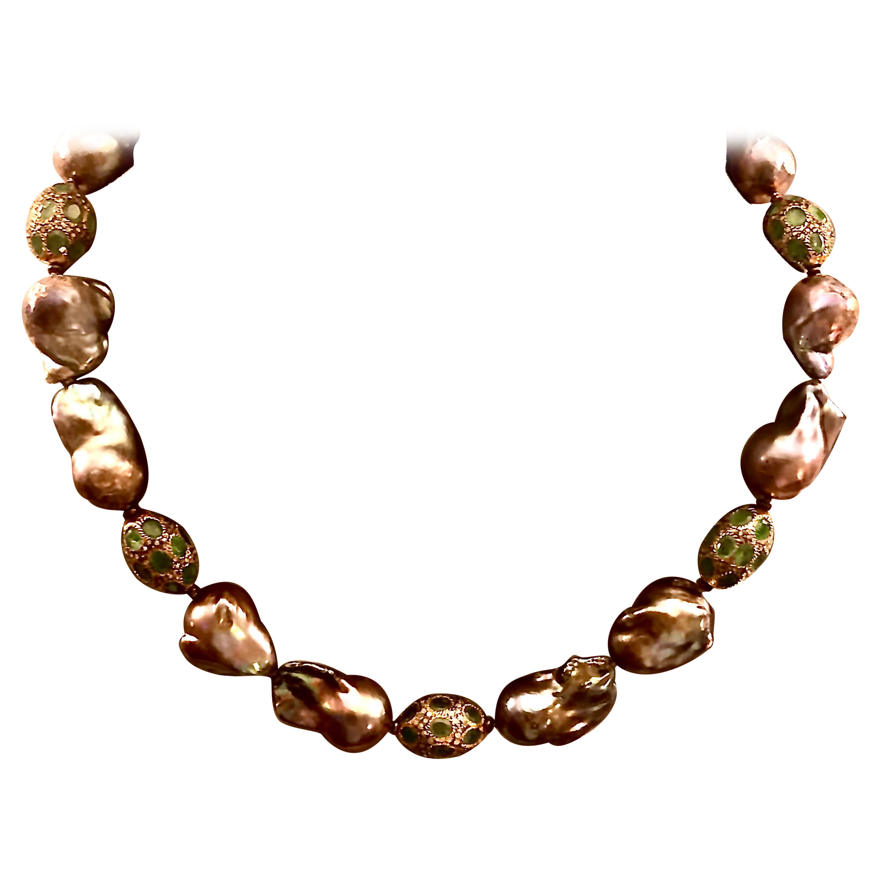 Glamuroso collar de una sola vuelta con grandes (aproximadamente de 20 mm a 24 mm) perlas de pavo real negras muy barrocas de agua dulce entremezcladas con cuentas de plata dorada patinada, pequeños diamantes en rodajas y rodajas de esmeralda.

Las