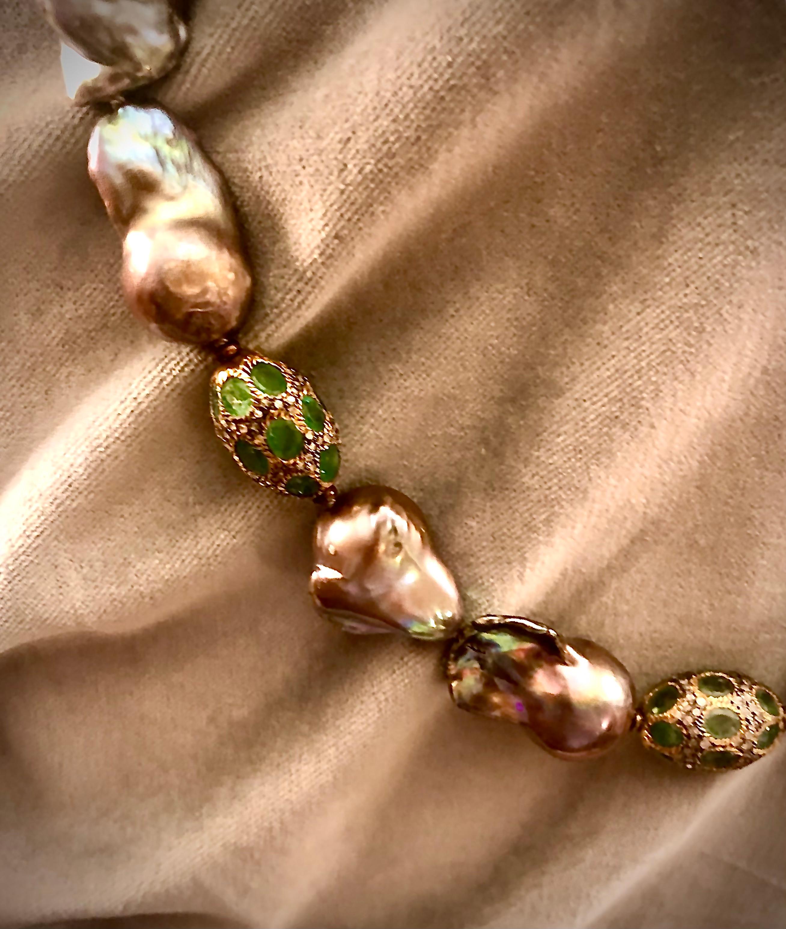 Halskette aus Glamourösen Süßwasserperlen mit geschliffenen Diamanten und Smaragden und Pfauenperlen (Barock) im Angebot