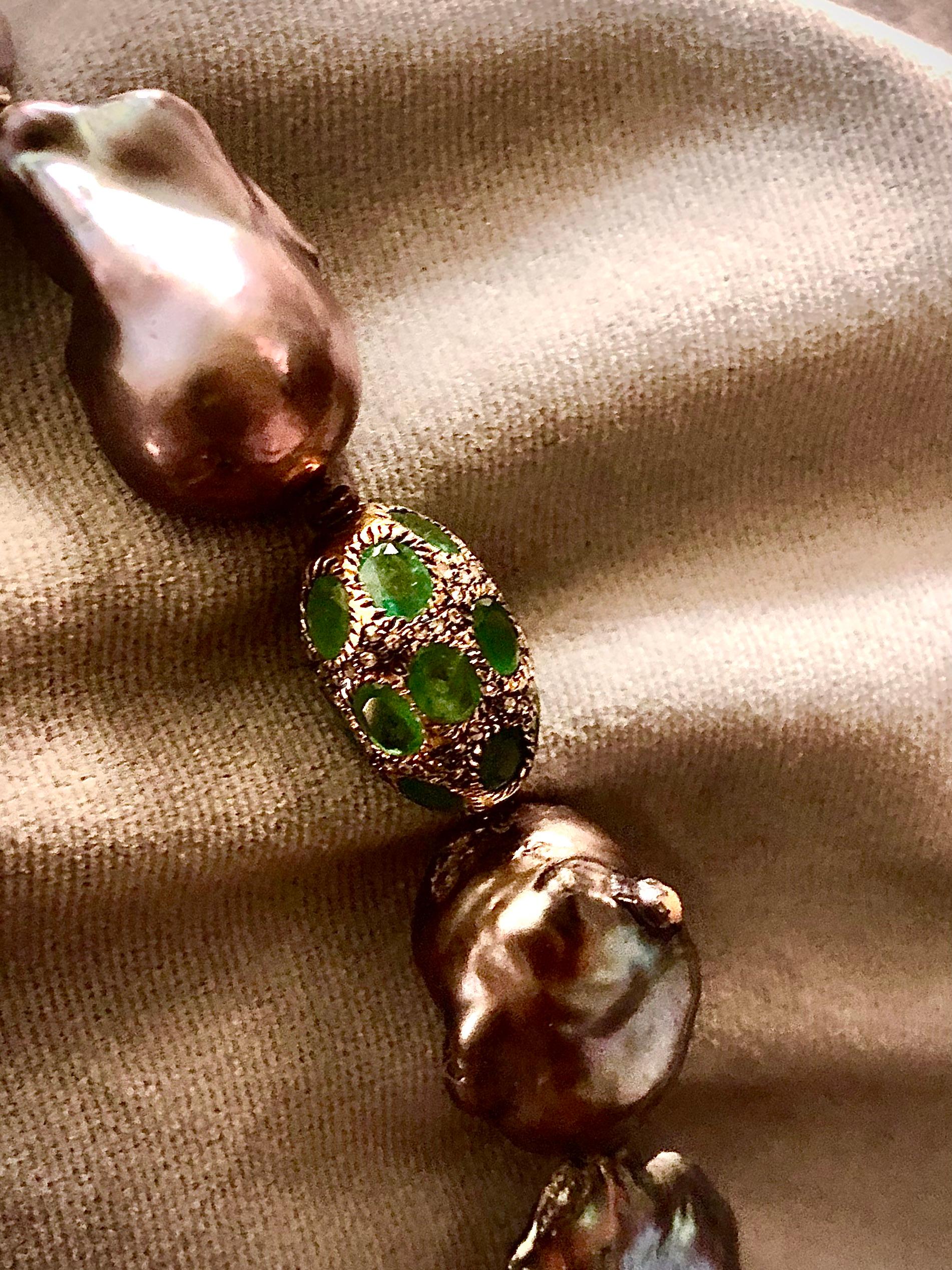 Halskette aus Glamourösen Süßwasserperlen mit geschliffenen Diamanten und Smaragden und Pfauenperlen (Smaragdschliff) im Angebot