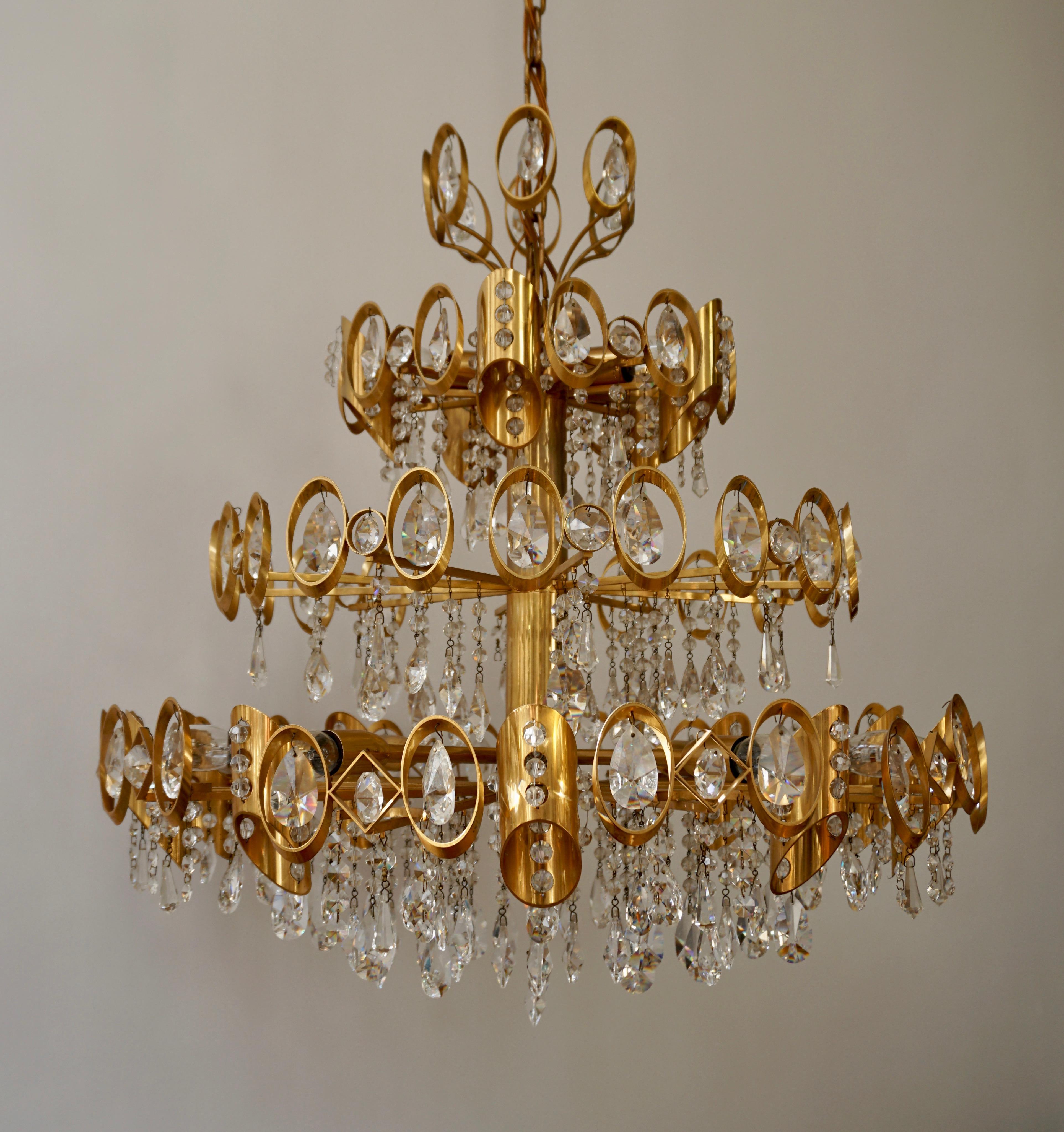 Glamorous Hollywood Regency Gilt Brass and Crystal Palwa Chandelier For Sale 7
