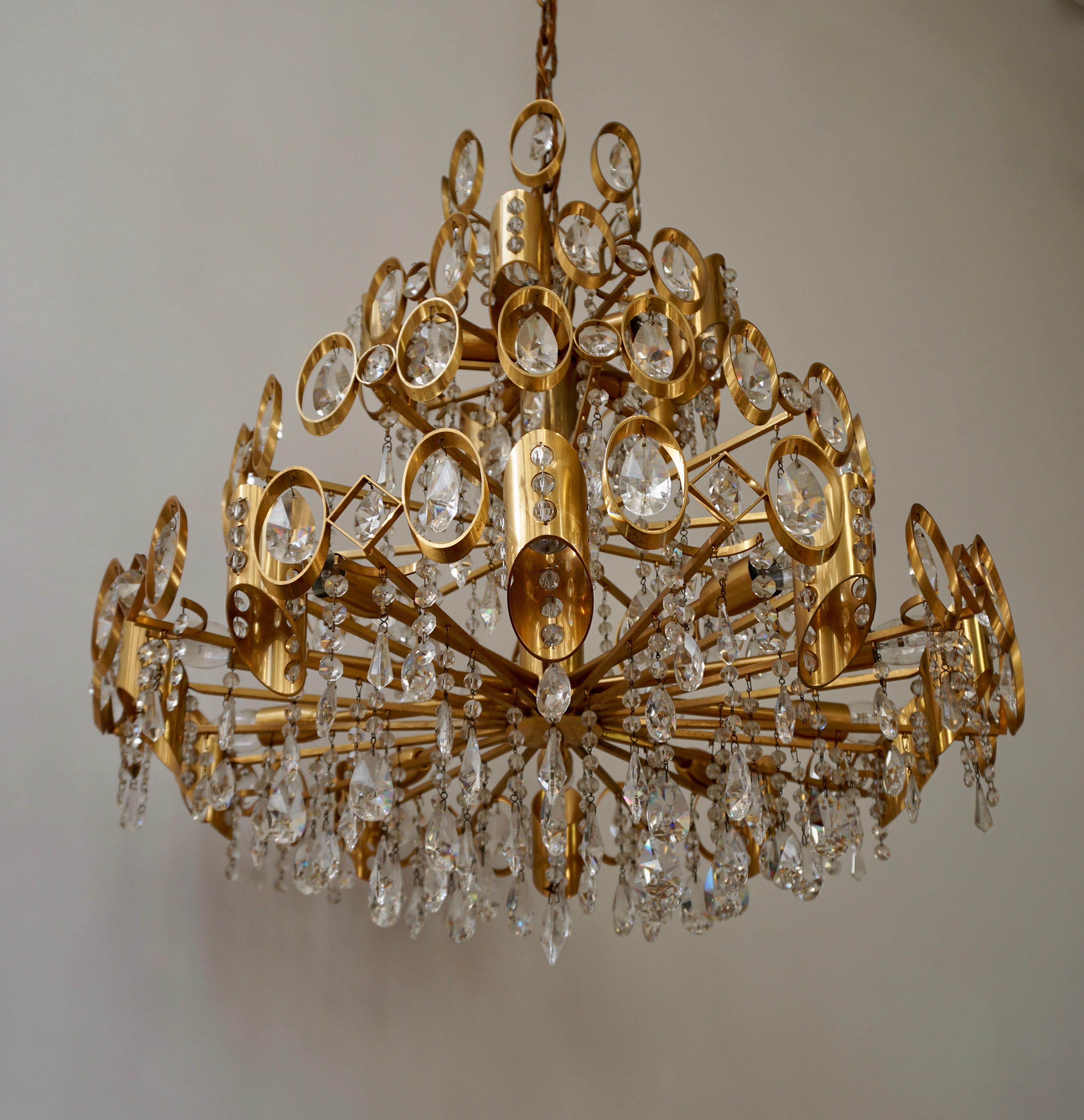 Glamorous Hollywood Regency Gilt Brass and Crystal Palwa Chandelier For Sale 11