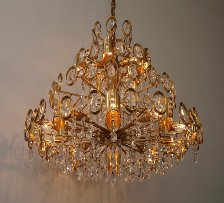 Lustre en cristal Hollywood Regency avec accents en métal doré En vente