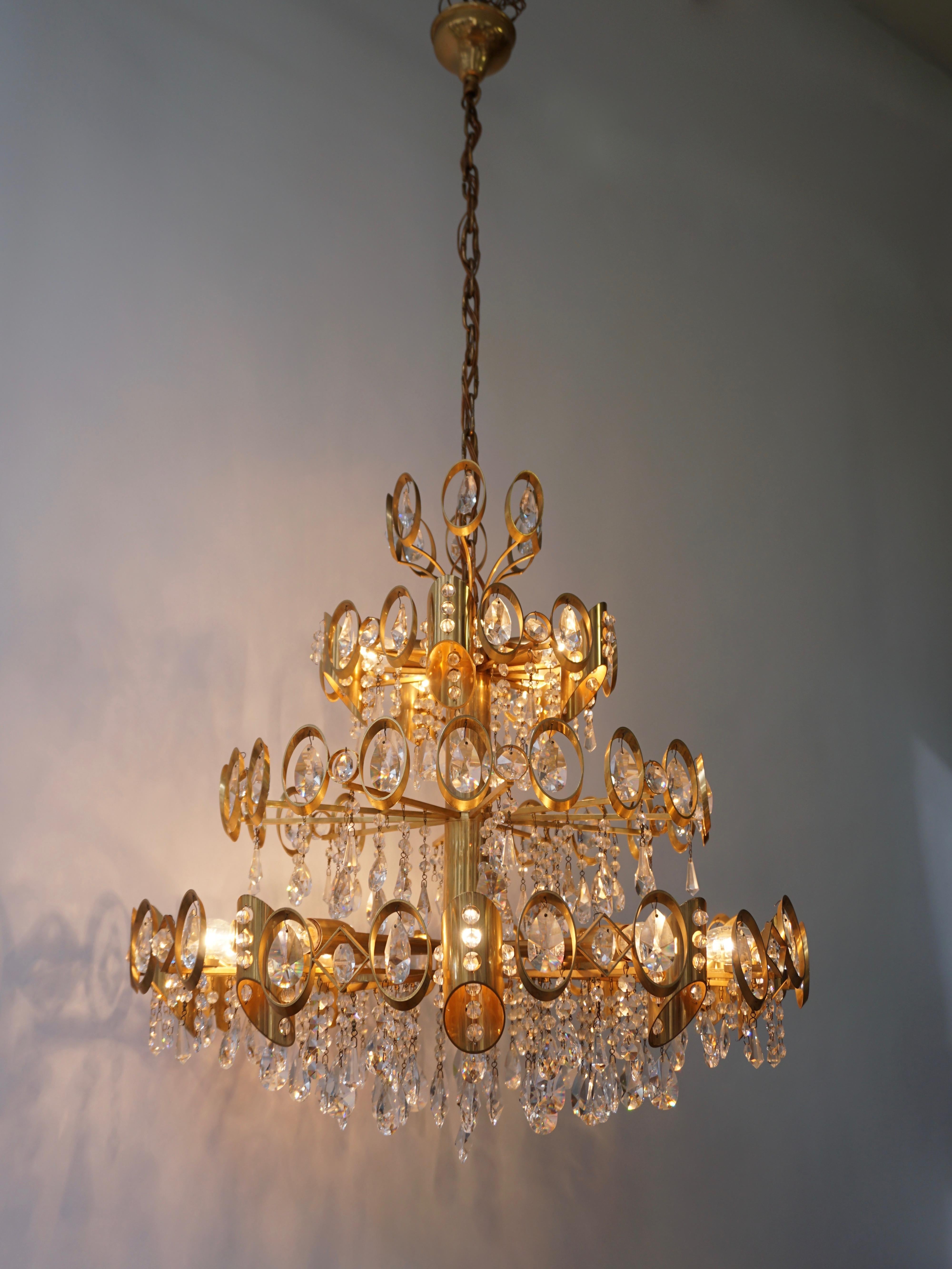 Glamorous Hollywood Regency Gilt Brass and Crystal Palwa Chandelier For Sale 13