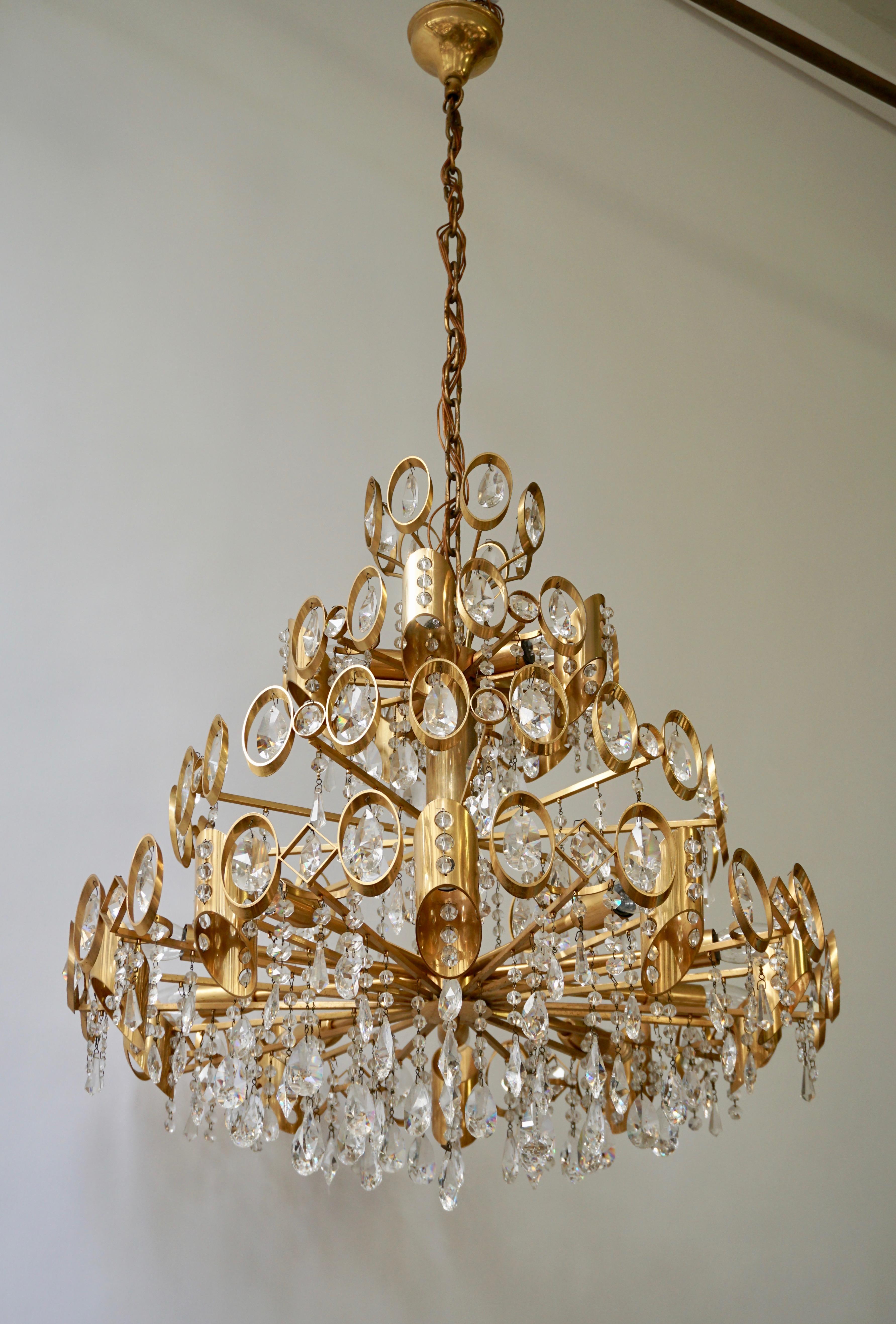 Glamorous Hollywood Regency Gilt Brass and Crystal Palwa Chandelier In Good Condition For Sale In Antwerp, BE