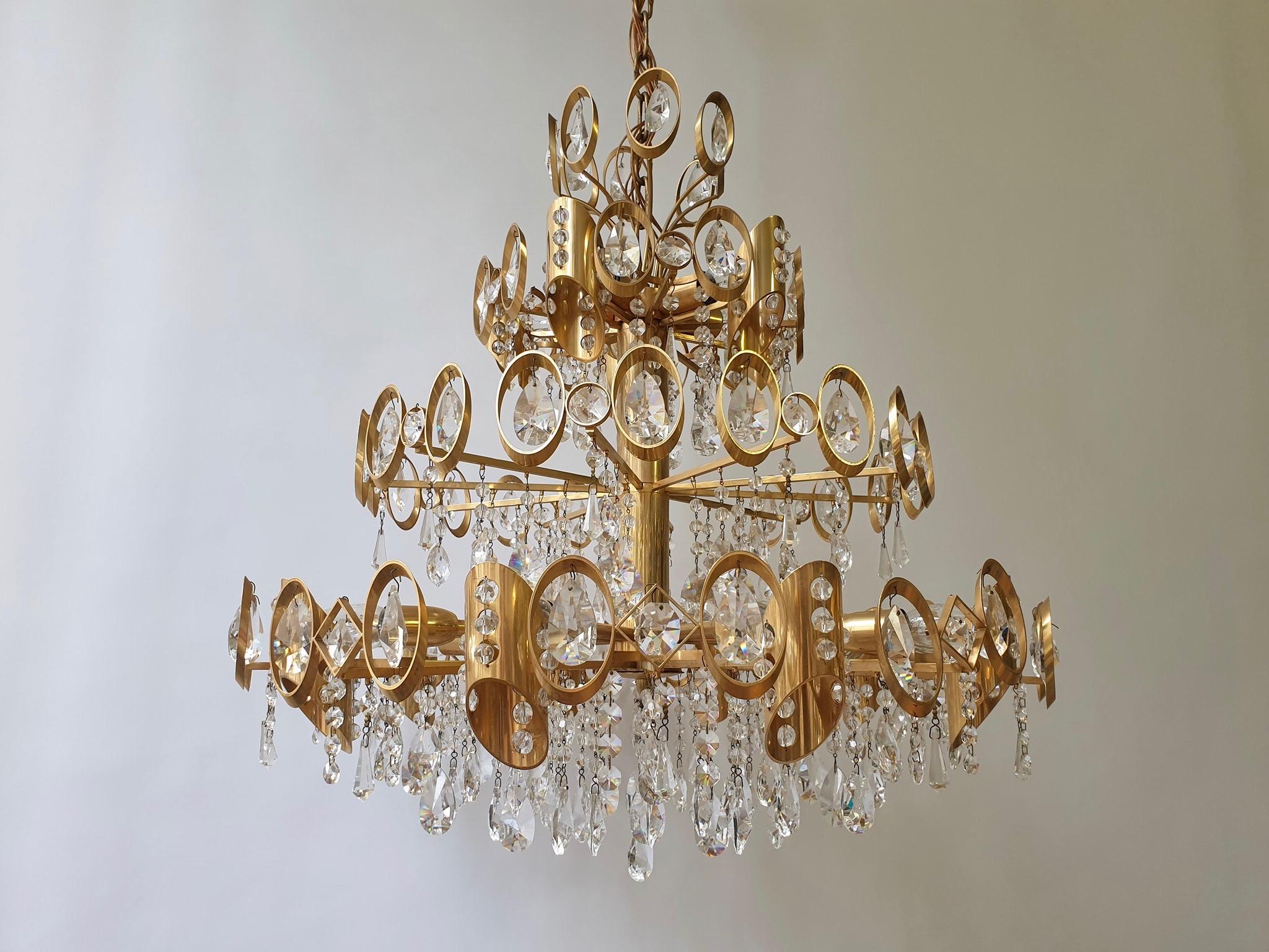 20th Century Glamorous Hollywood Regency Gilt Brass and Crystal Palwa Chandelier For Sale