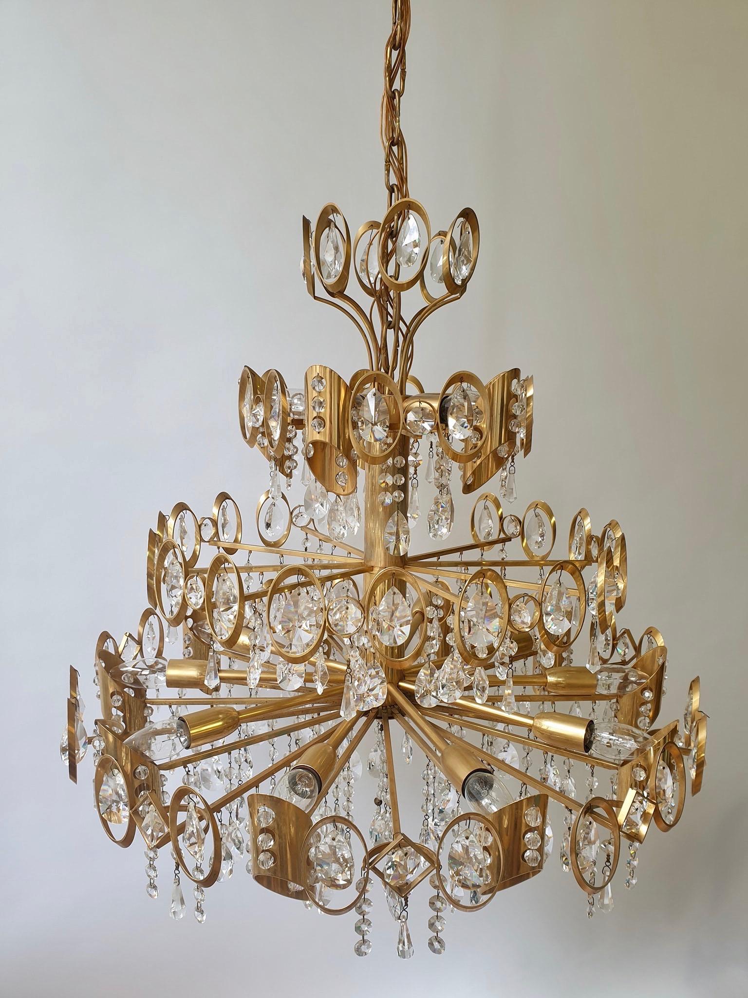 Glamorous Hollywood Regency Gilt Brass and Crystal Palwa Chandelier For Sale 1