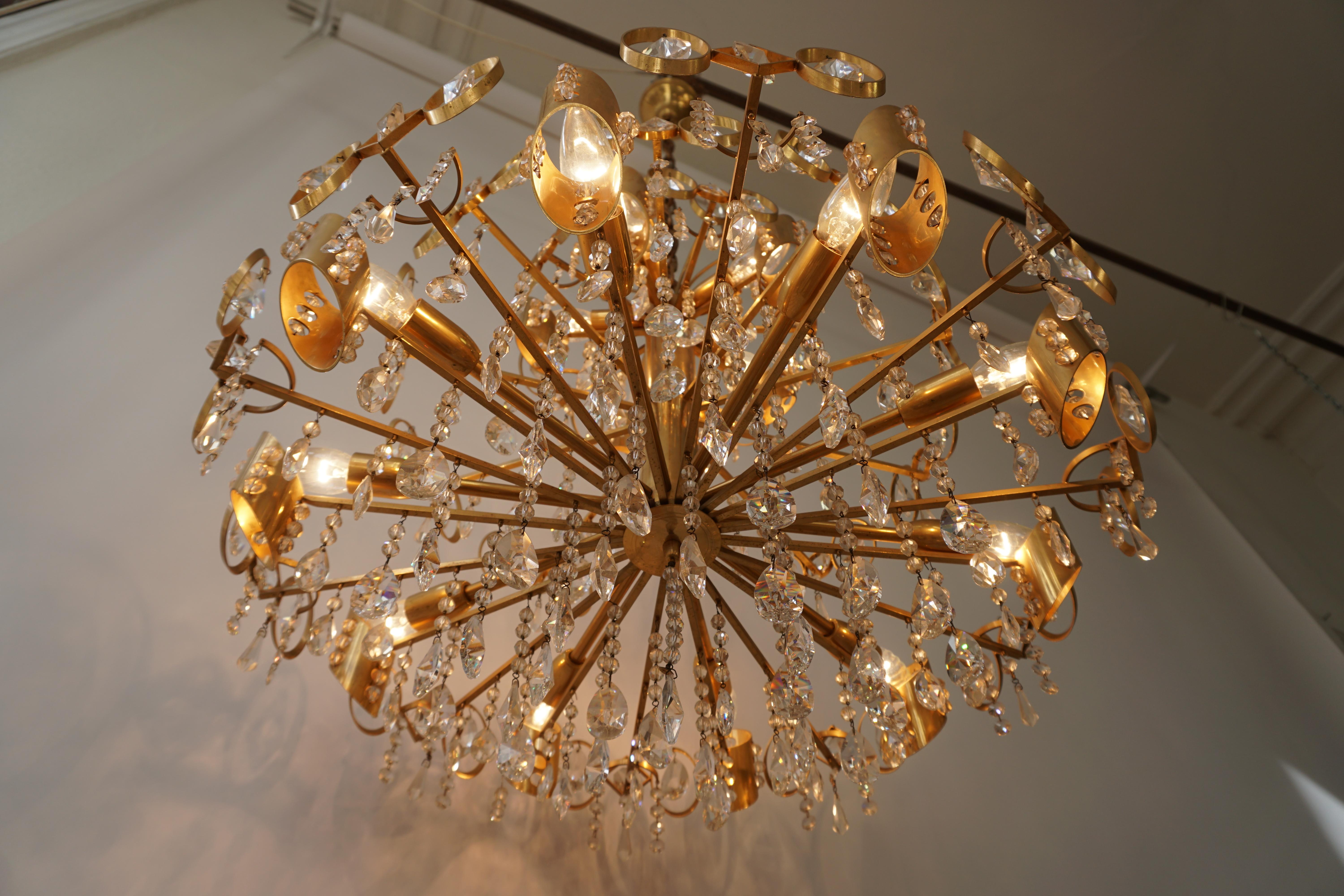 Lampadario Hollywood Regency in ottone dorato e cristallo Palwa di grande fascino in vendita 2
