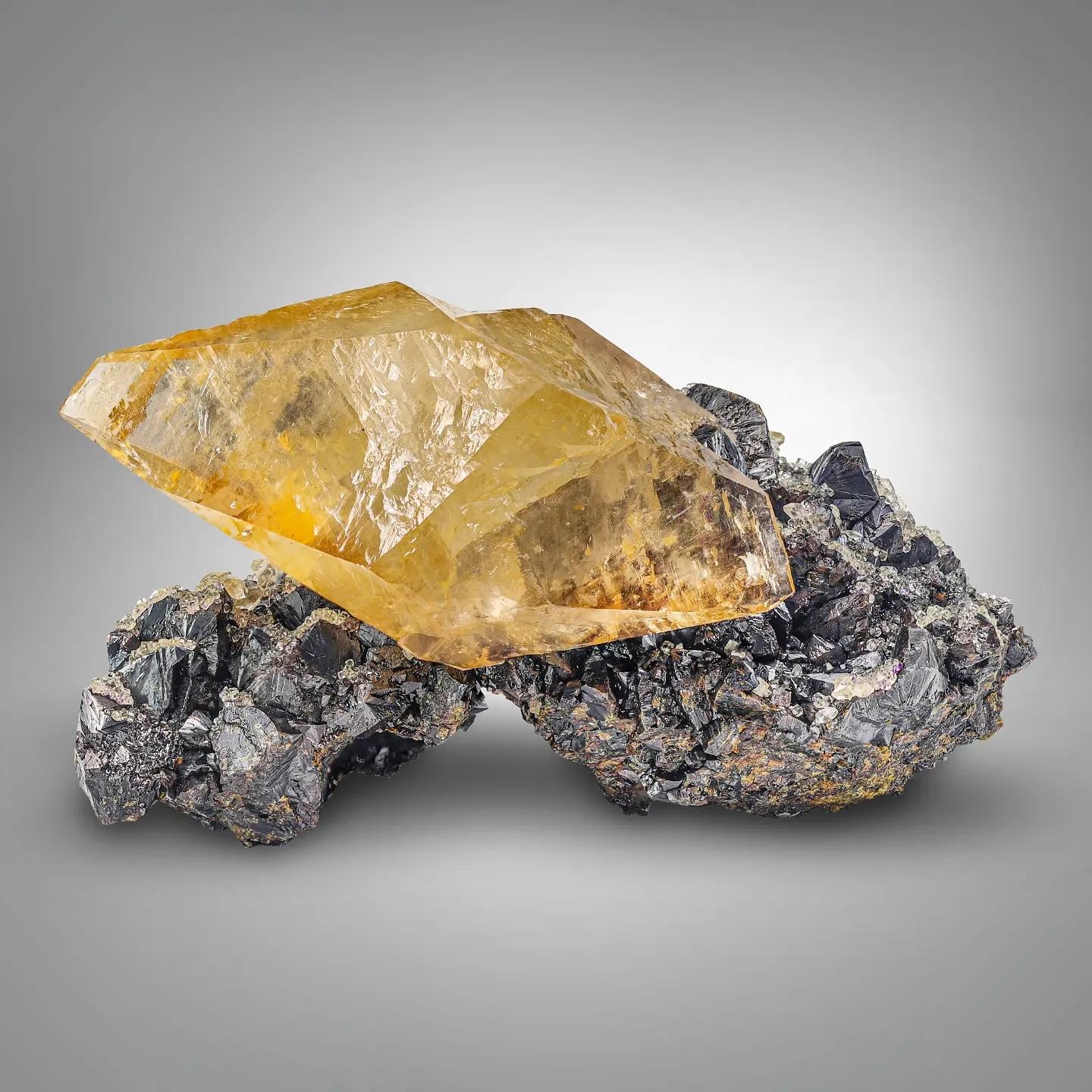 Glamouröser honigfarbener Calcitkristall auf Sphaleritmatrix aus Afghanistan (Art déco) im Angebot