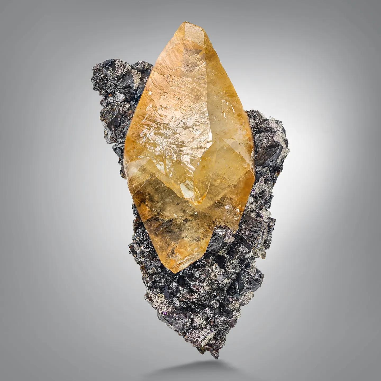 Glamouröser honigfarbener Calcitkristall auf Sphaleritmatrix aus Afghanistan (Ungeschliffen) im Angebot